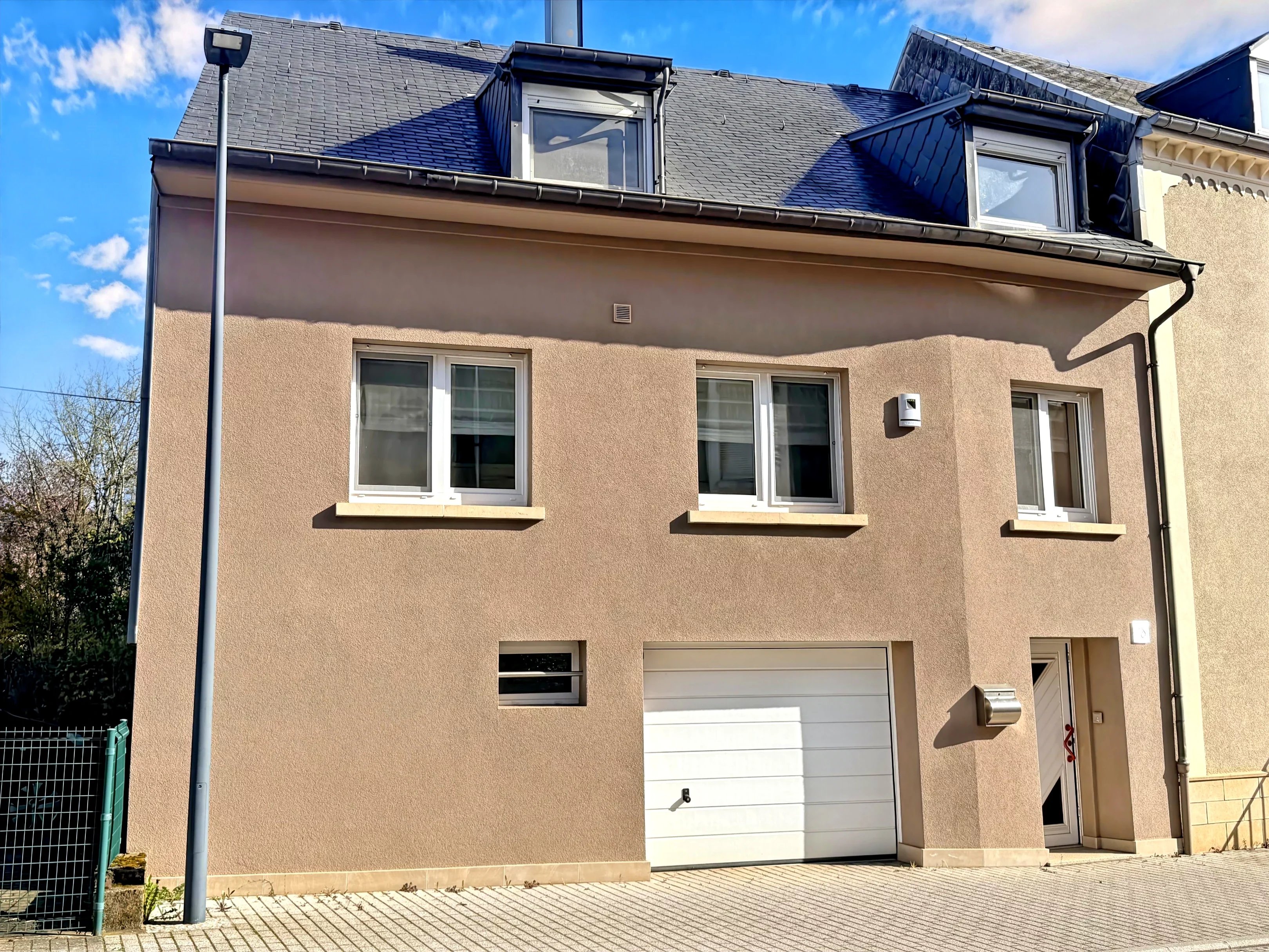 Maison libre des 3 côtés à vendre à Tétange, 2 chambres, jardin, garage, +/- 170 m2