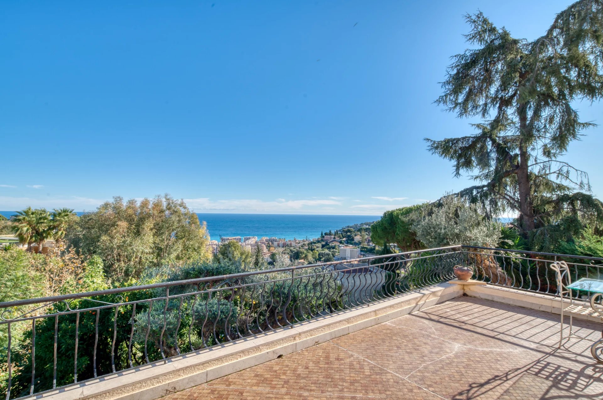 Roquebrune Cap Martin -Rare Opportunité : Villa Vue Mer Panoramique à Fort Potentiel – Monaco Proche