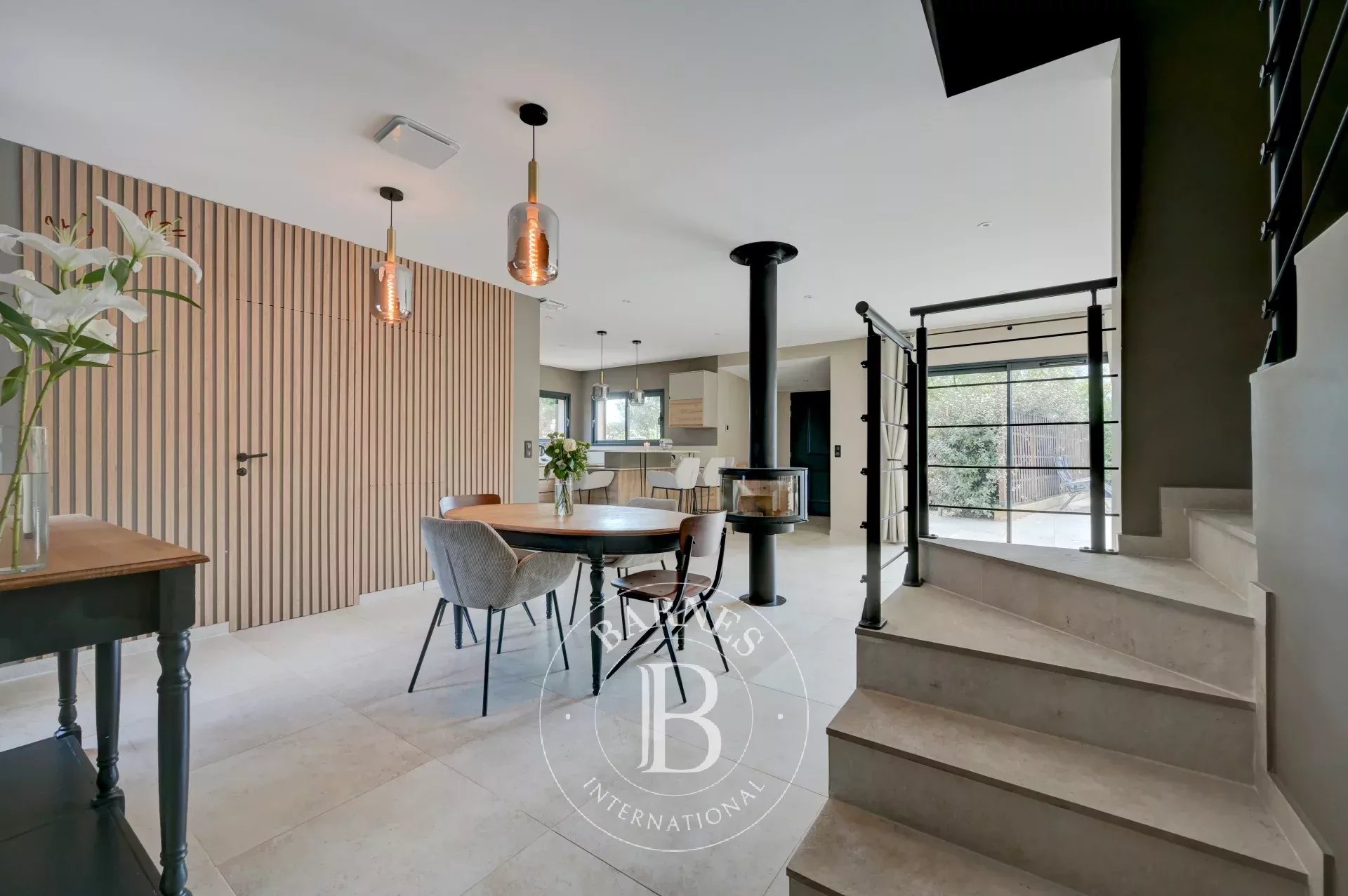 AIX EN PROVENCE - FULLY RENOVATED TOWNHOUSE 190 M² - 4 BEDROOMS - GARDEN - SWIMMING POOL