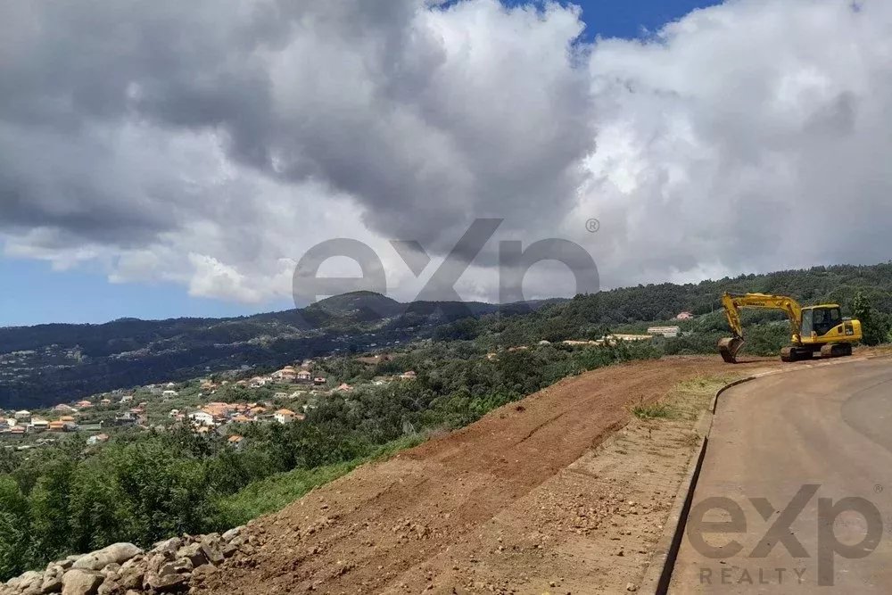 "Magnífico Lote à Venda em Santa Cruz, Madeira"