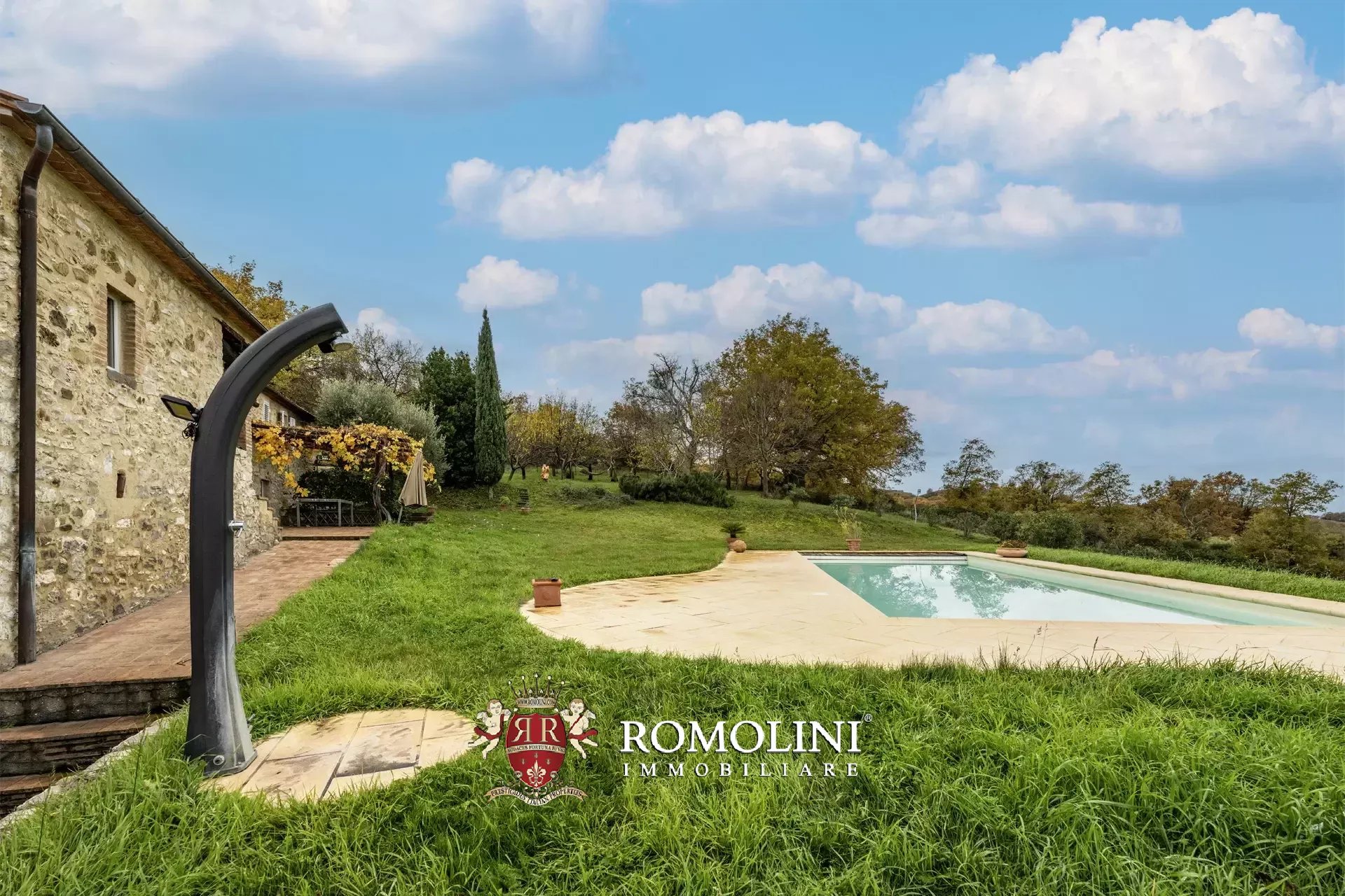 RUSTIC FARMHOUSE WITH POOL FOR SALE IN MOUNT AMIATA, MAREMMA