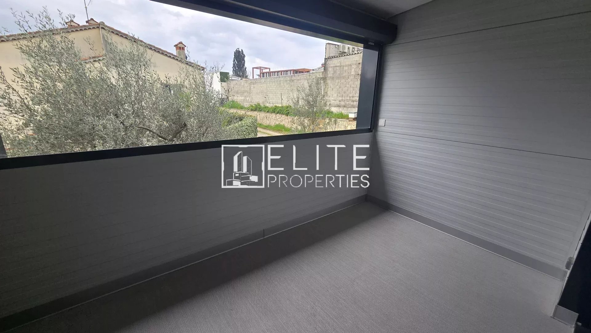 LOCAL COMMERCIAL DE 83m² + PARKINGS MOUGINS - Photo 4