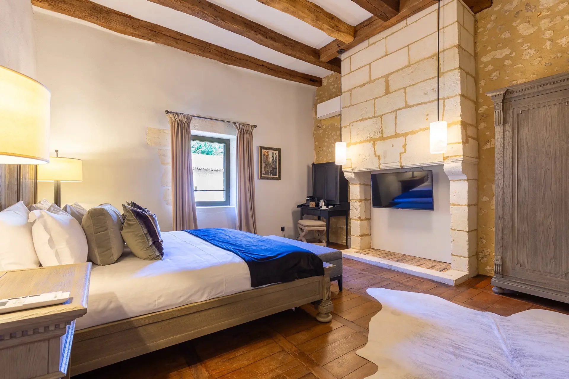 SCHLOSS MIT POOL UND TENNISPLATZ IN BORDEAUX ZU VERKAUFEN