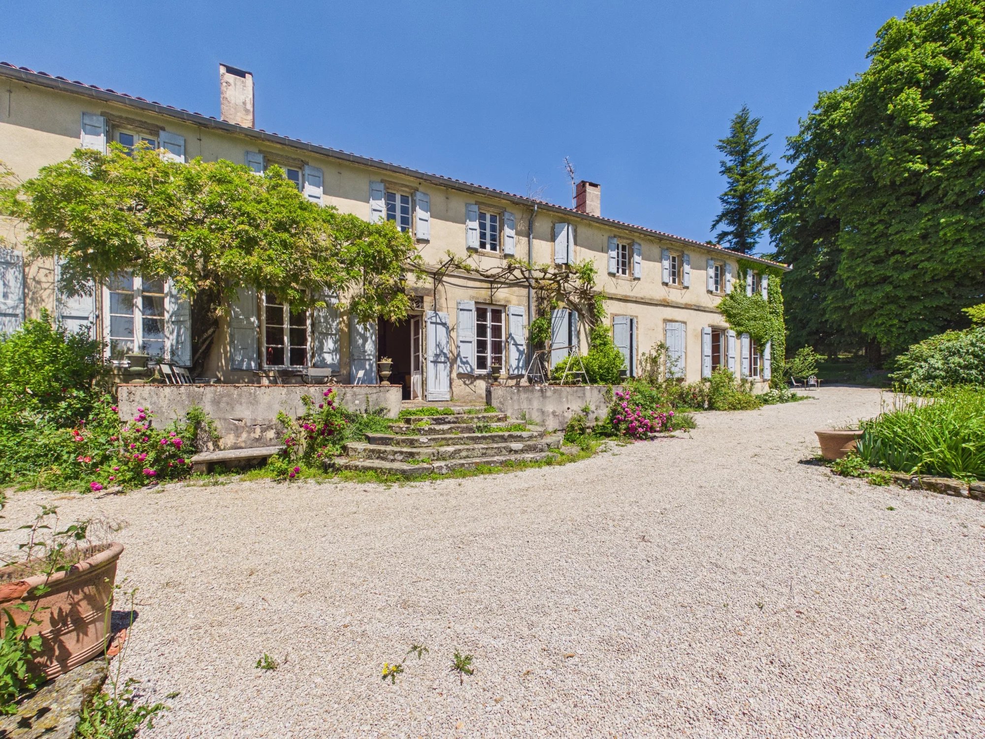 Elegant Estate with Manor House and 4 other dwellings in 10 hectares of land in the the Black Mountain area