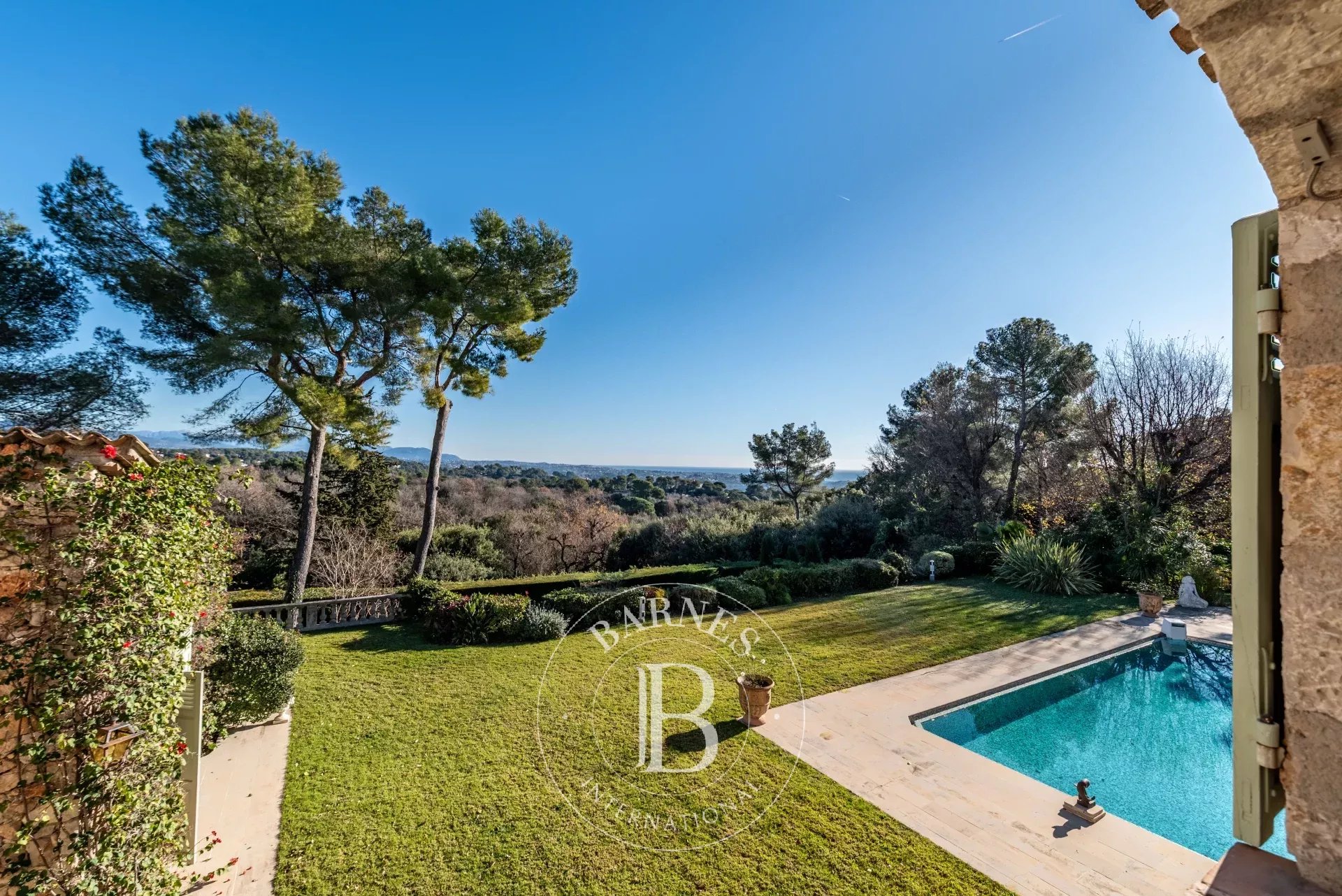 Near Saint-Paul de Vence - Exceptional property with panoramic sea views