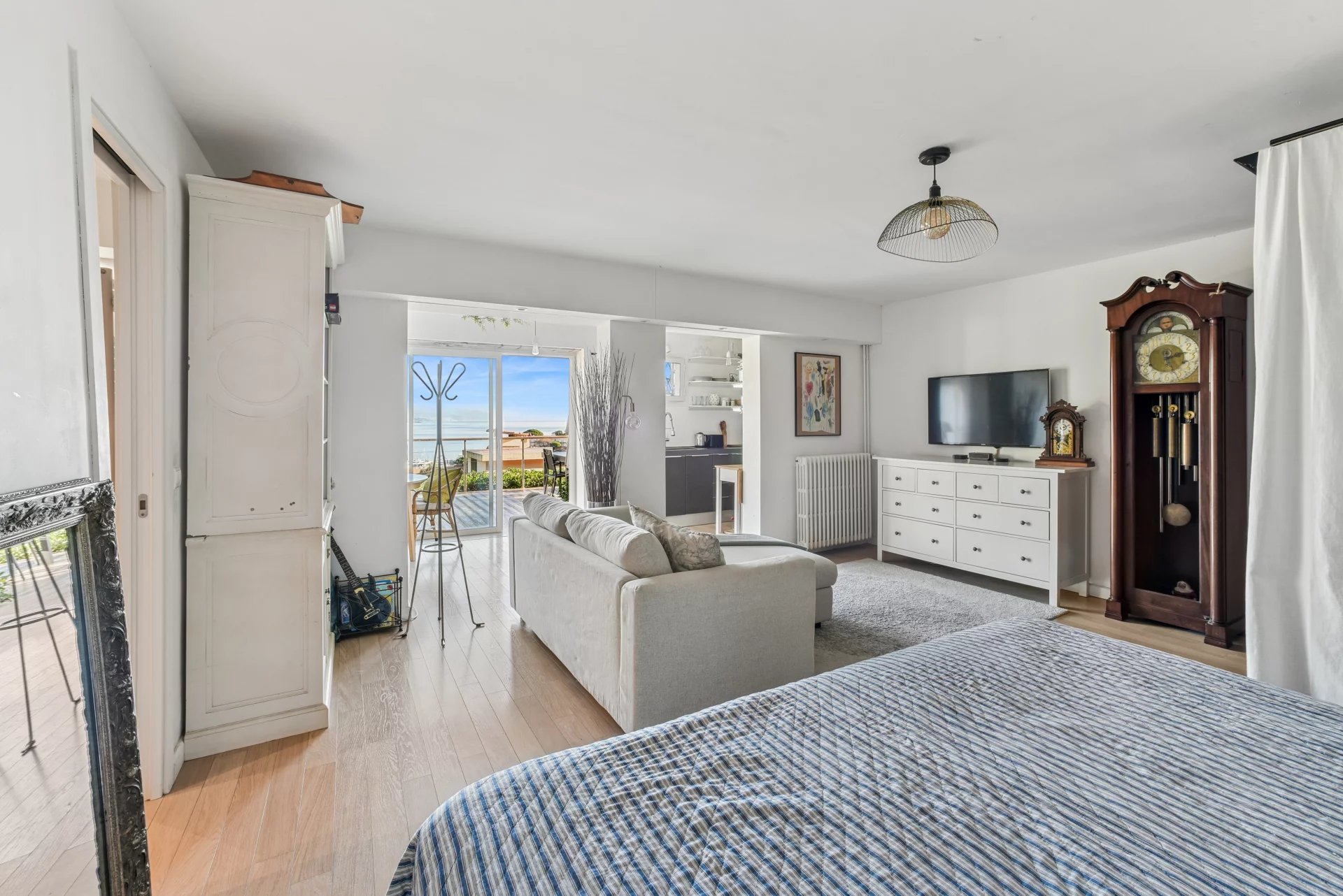 Apartment with 28 m² terrace, panoramic sea view and parking