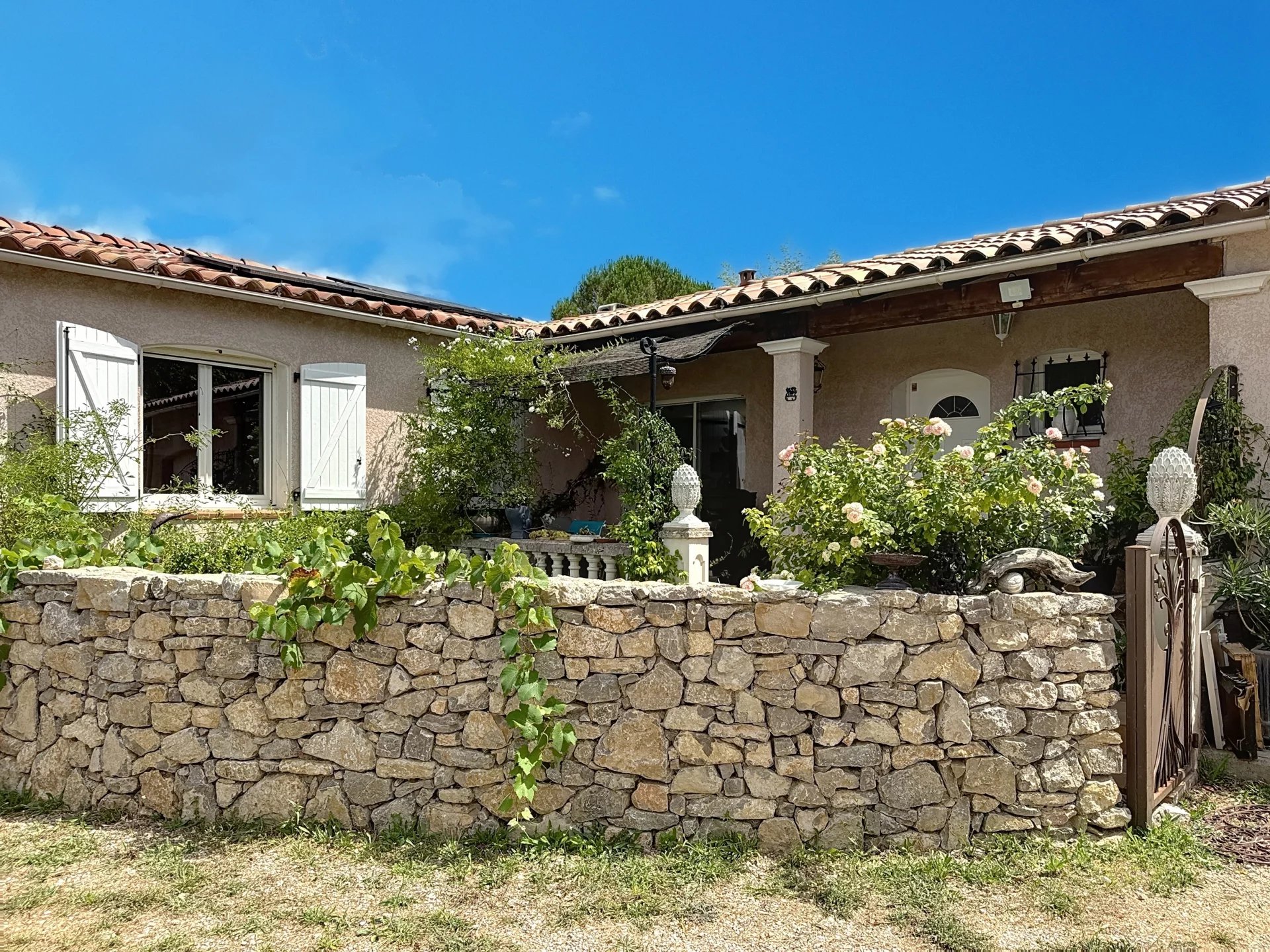 Single-Story Villa in Le Val: A Peaceful Haven with No Overlook