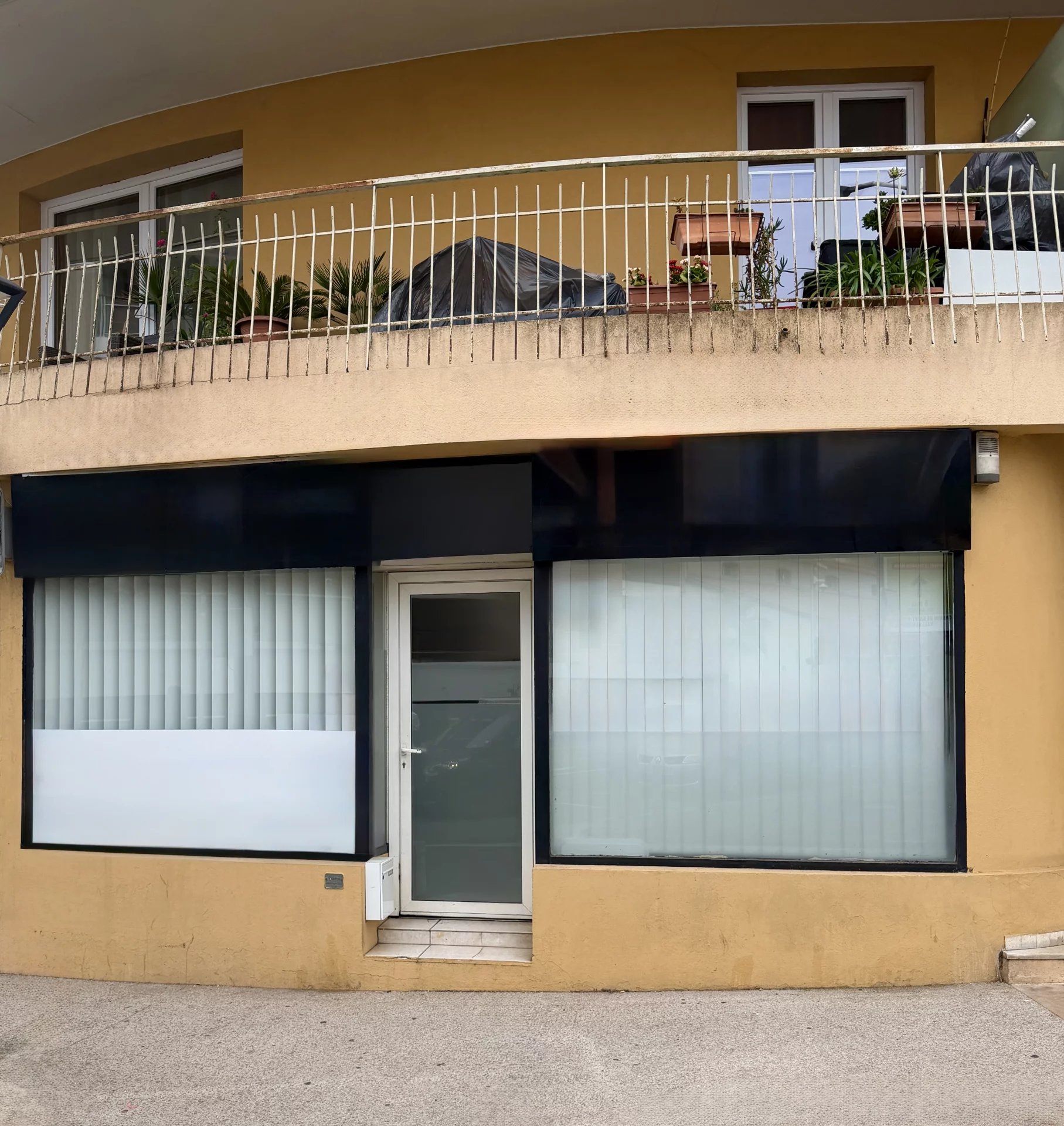 LOCAL COMMERCIAL - BUREAU LOUE