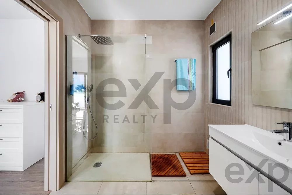 New T4 villa 5 min from Beach. 85948859 image 15