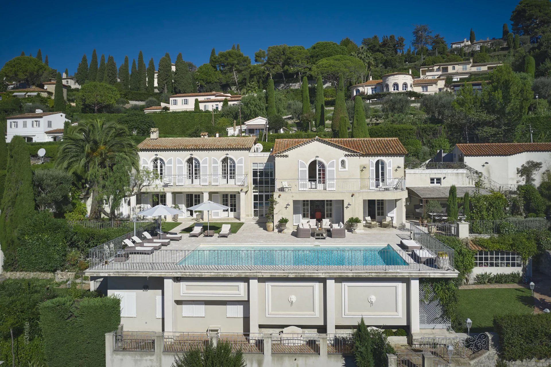 06250 MOUGINS VILLA