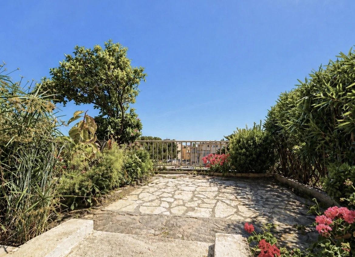 LE CANNET - MAIRIE / 2 PIECES A RENOVER - TERRASSE - POSSIBILITE GARAGE