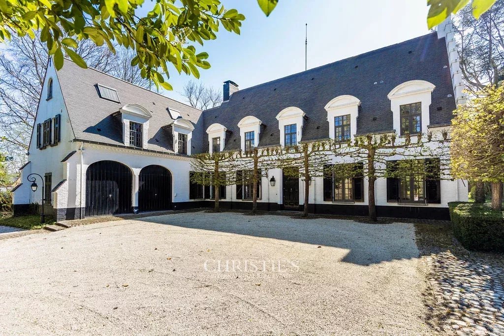 Manoirwijk – Charmante villa op een achterliggend perceel van 55 are