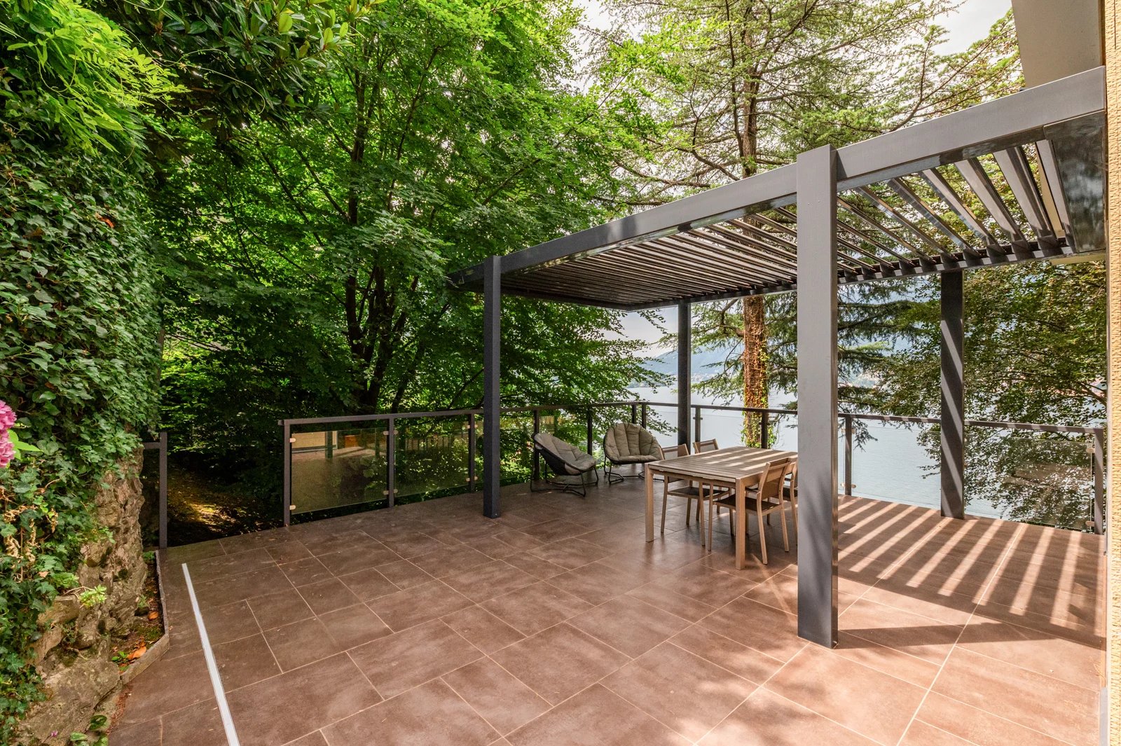 ELEGANT REPRESENTATIVE VILLA WITH TERRACES AND GARDEN WITH VIEW ON LAKE, FAGGETO LARIO (COMO)