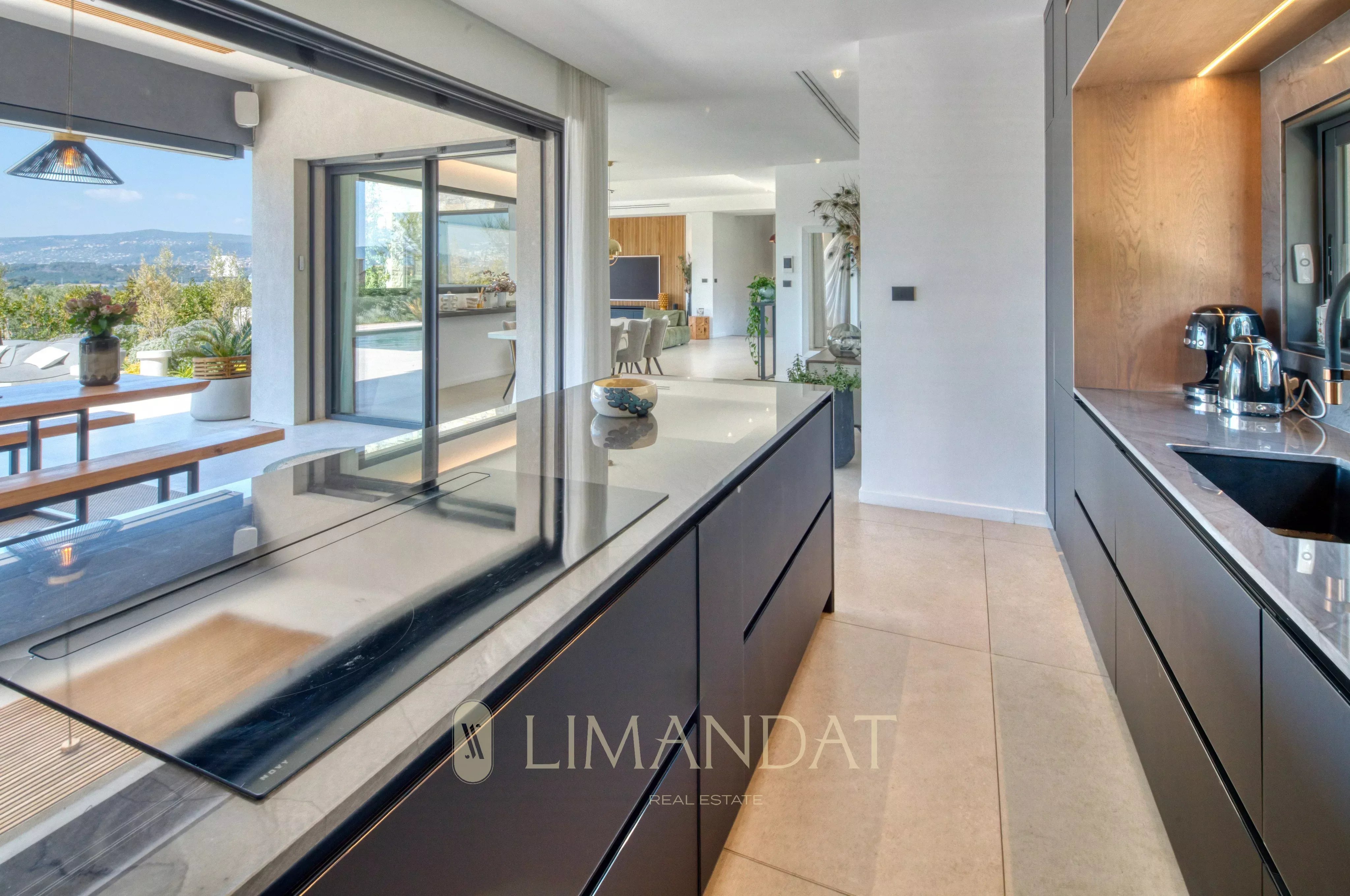 Near Cannes – Bali-Style Villa – 4 Bedrooms – Swimming Pool – Jacuzzi
