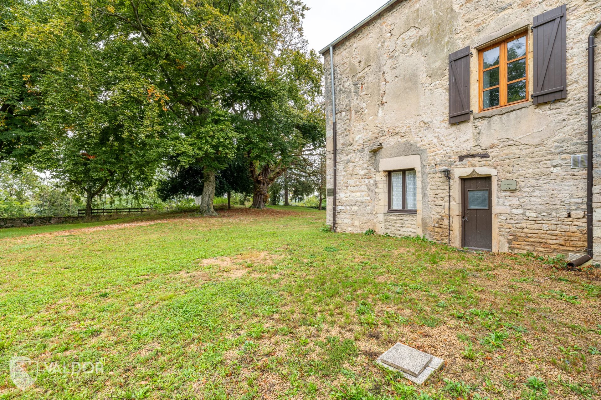 Maison en pierres avec jardin