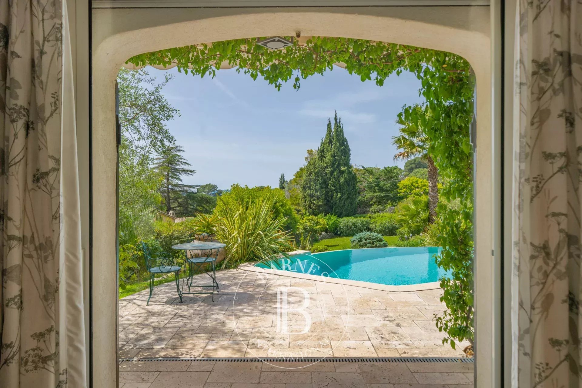 Mougins, elegant bastide, with village view - picture 12