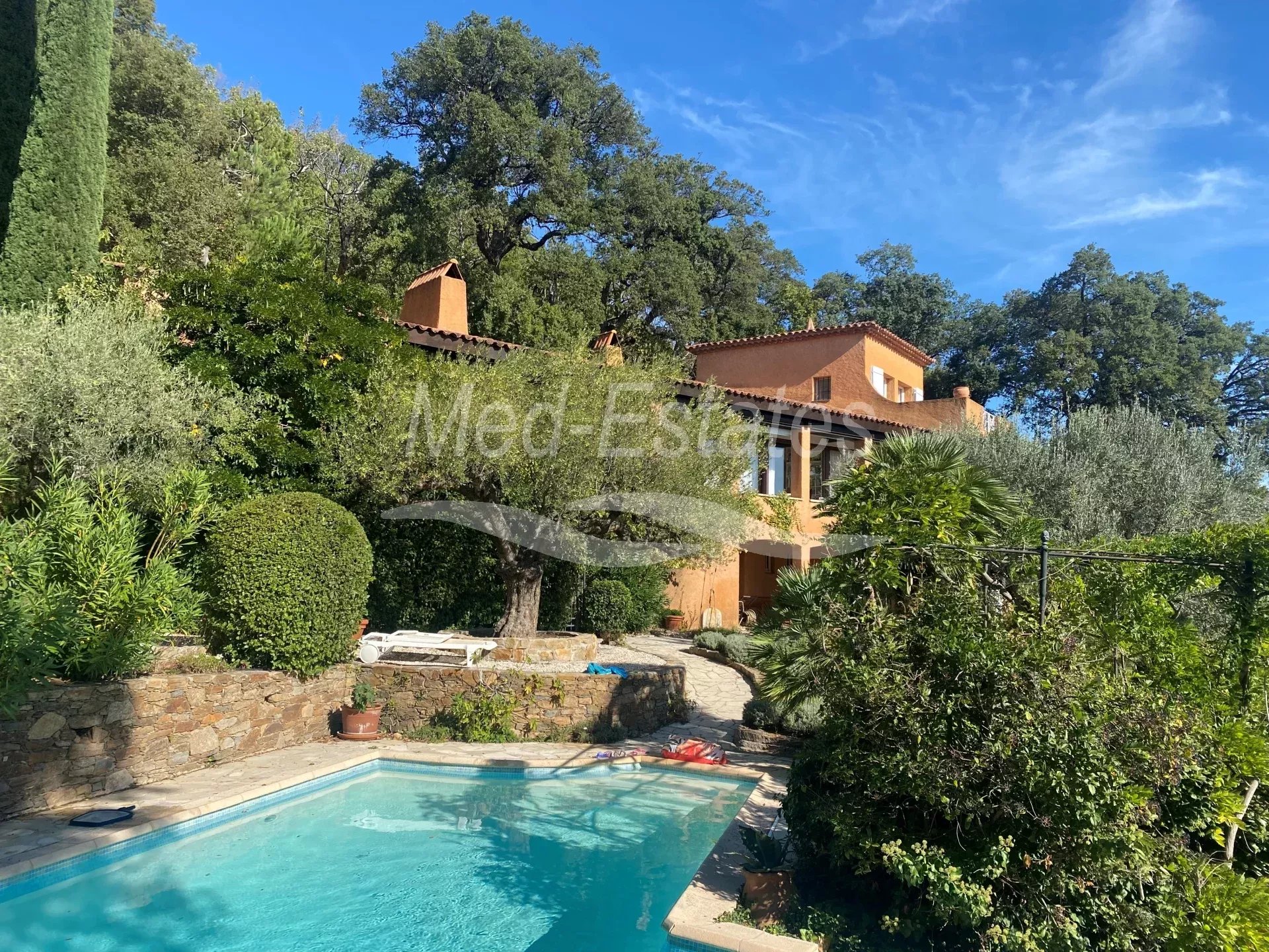 Villa au calme avec une belle vue dégagée et mer