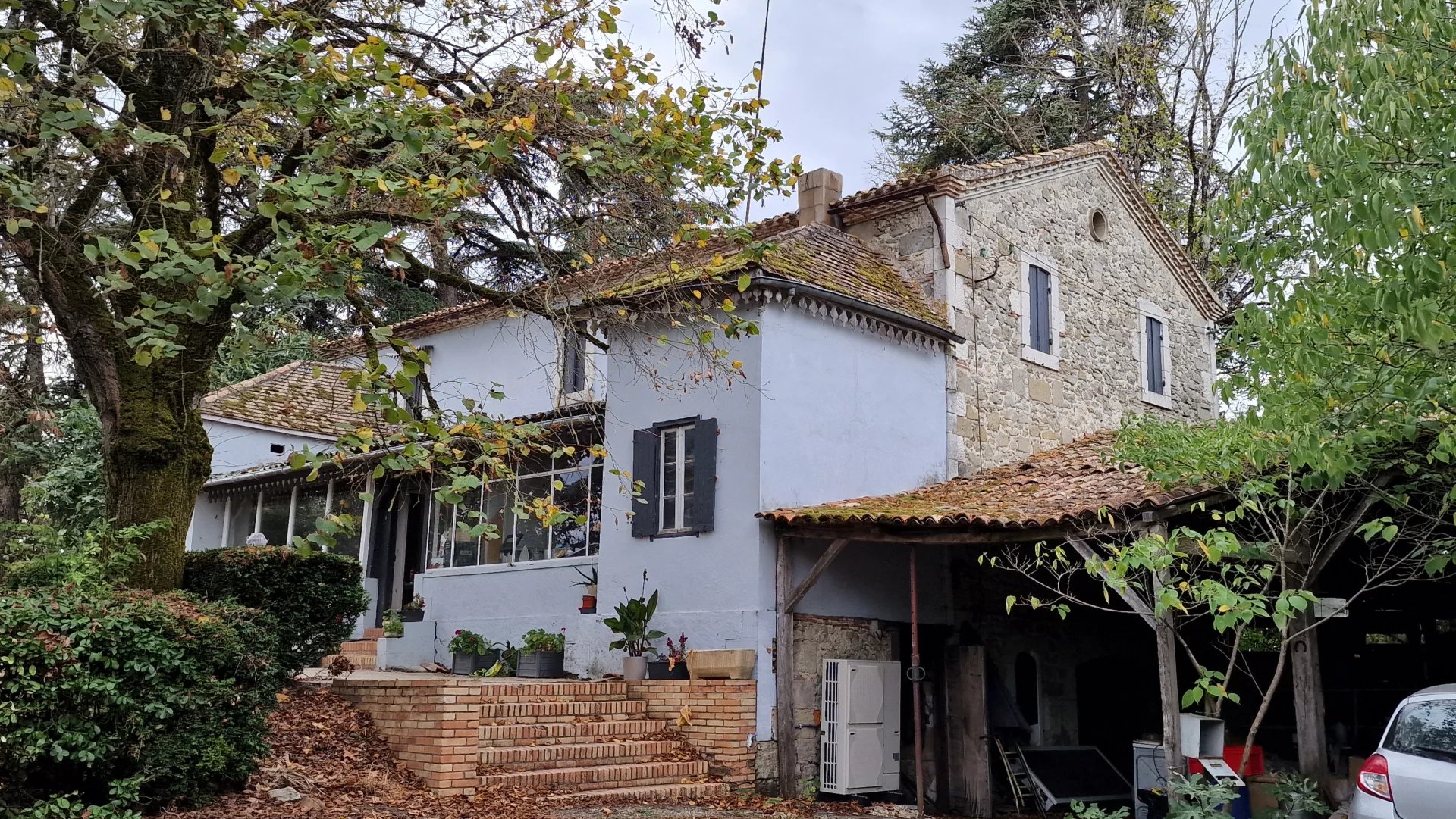 Grande maison en pierre avec vue imprenable