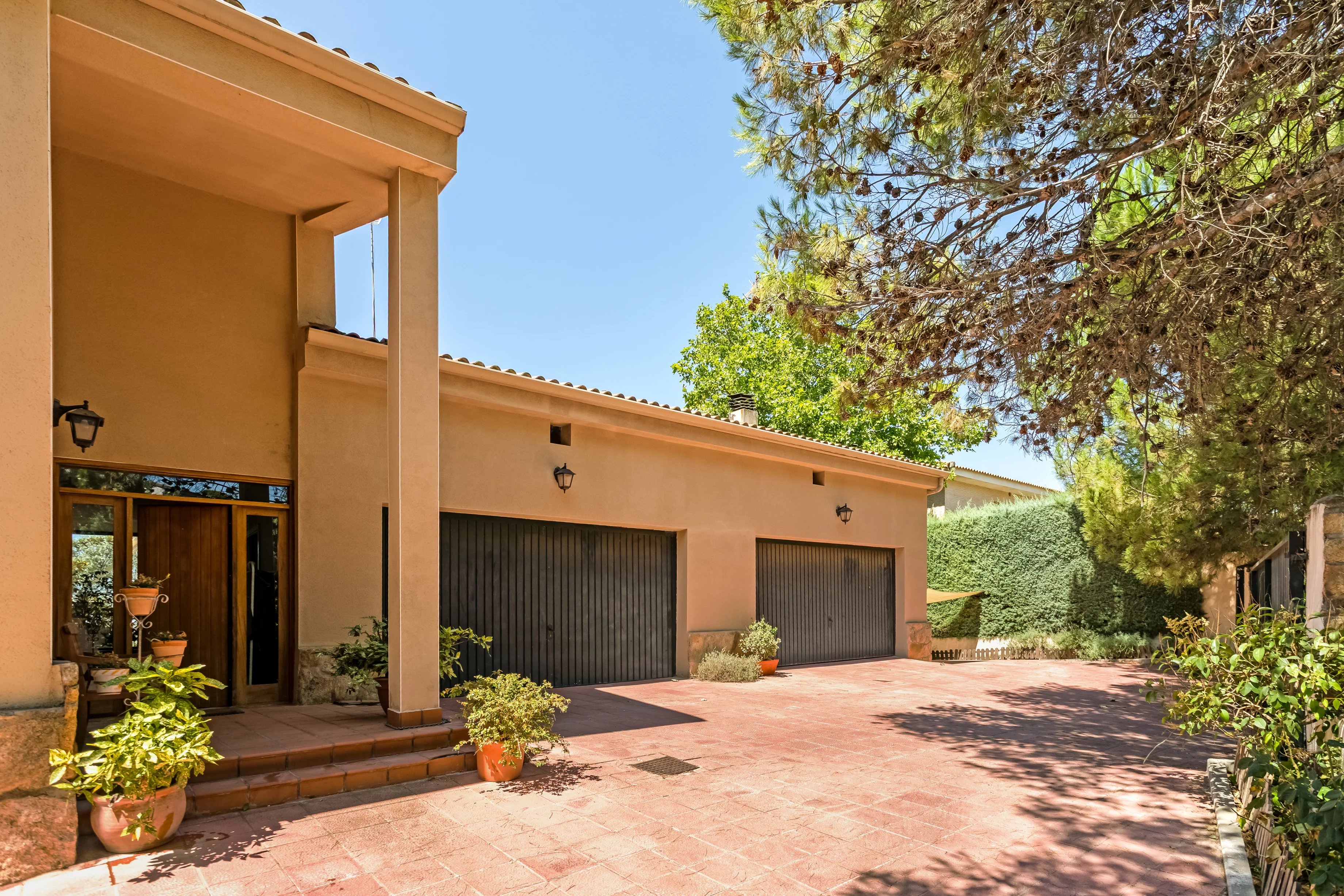 Two homes, one property. Space, independence, and multiple possibilities.