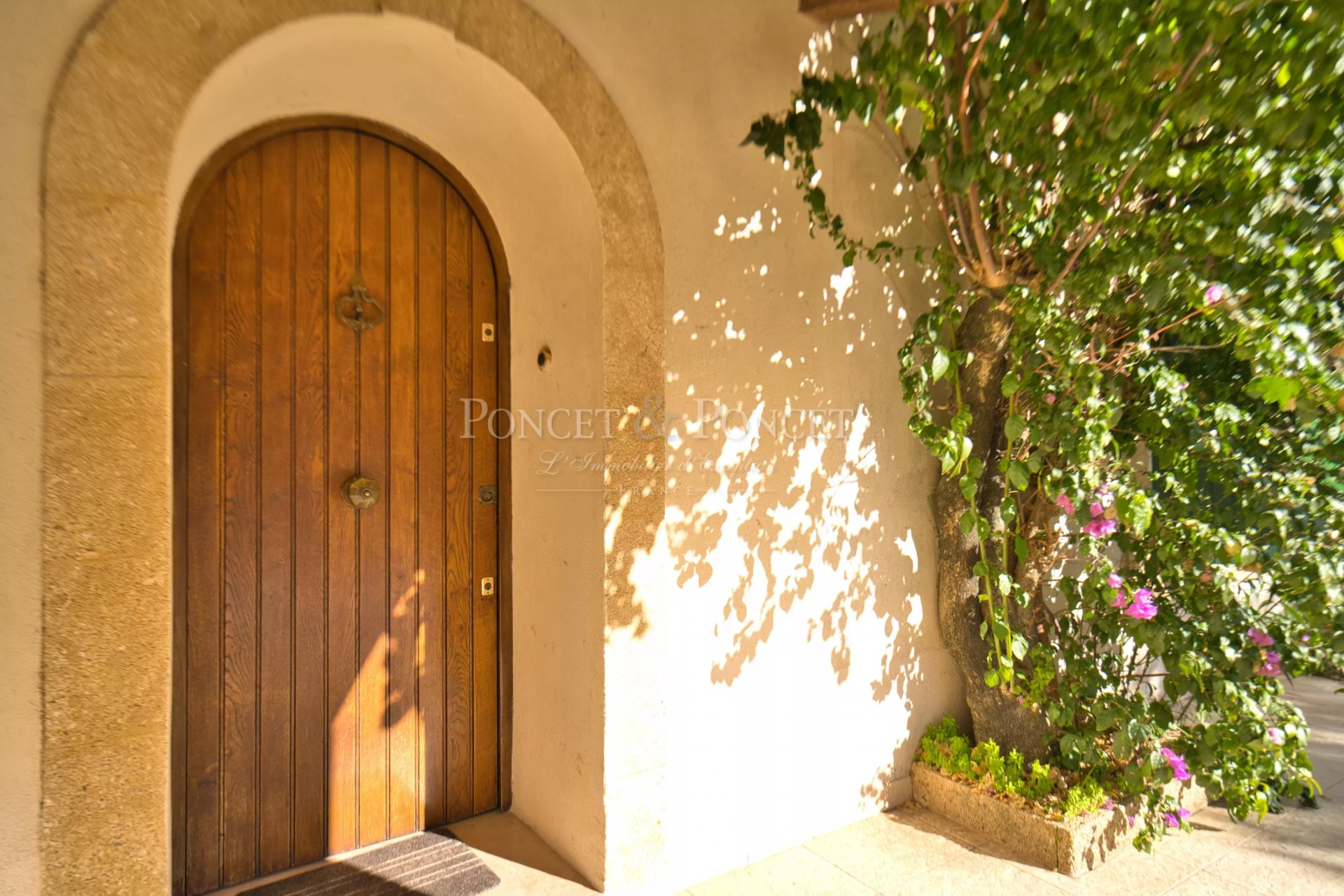 8 Bedroom Villa/Townhouse's Image 3