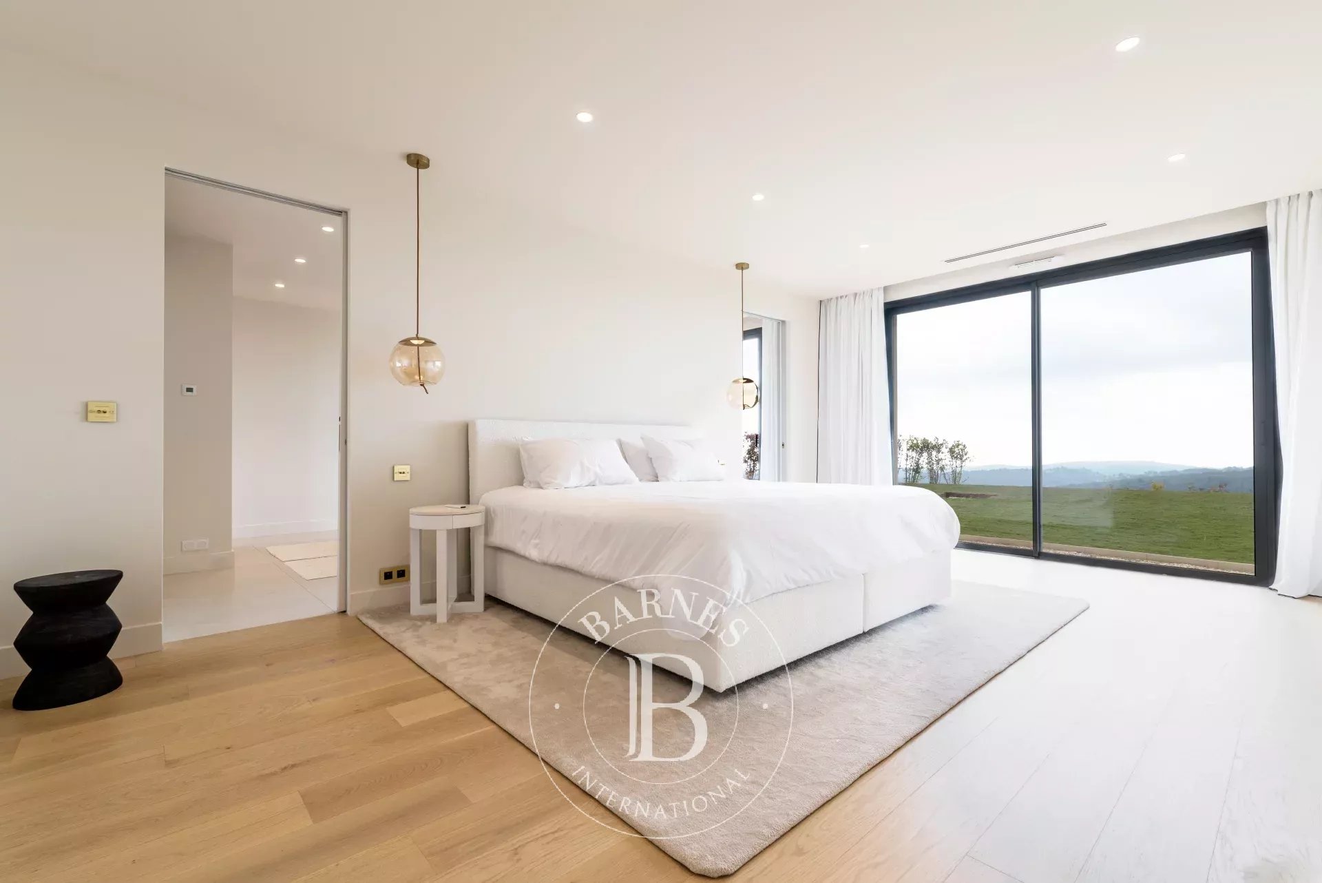 Roquefort-les-Pins - Highly sought-after residential area - New villa with breathtaking sea views - picture 16 title=