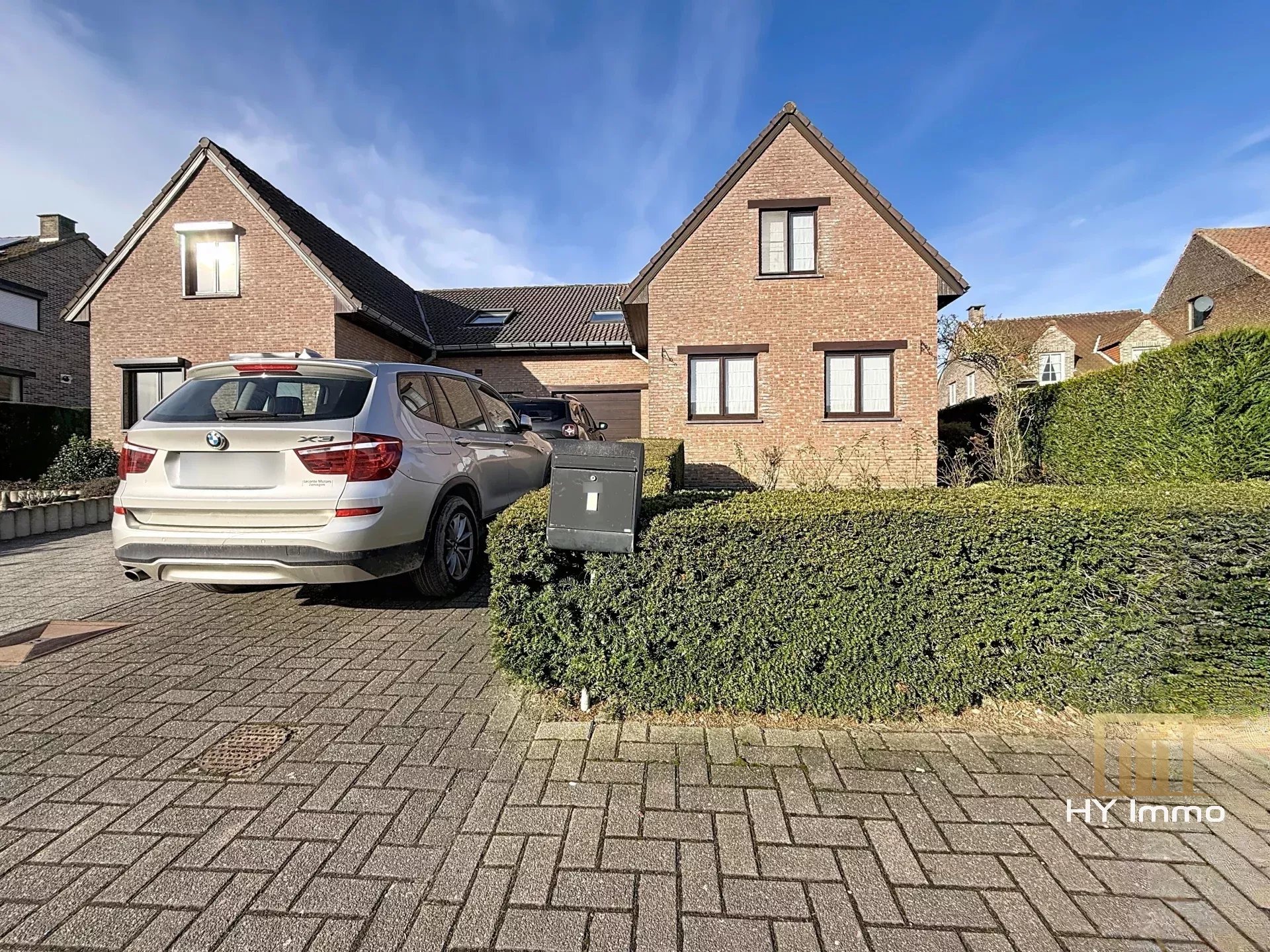 TE RENOVEREN - VILLA MET 3 GEVELS VAN 180 M² MET 4 SLAAPKAMERS + TERRAS & TUIN VAN 320 M² & GARAGE + PARKEERPLAATS