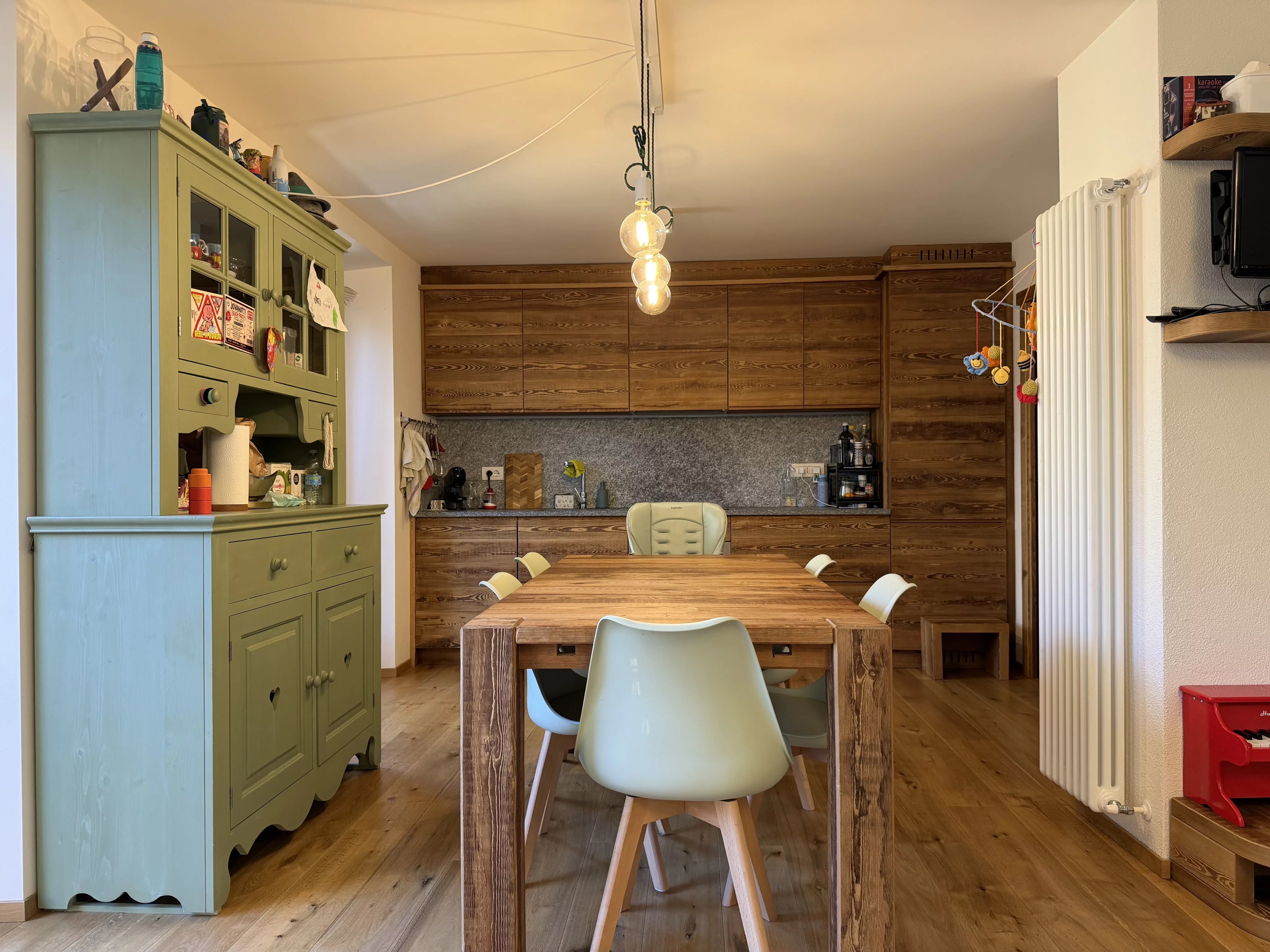 CHARMING FOUR-ROOM APARTMENT OVER TWO LEVELS WITH GARAGE — photo 4