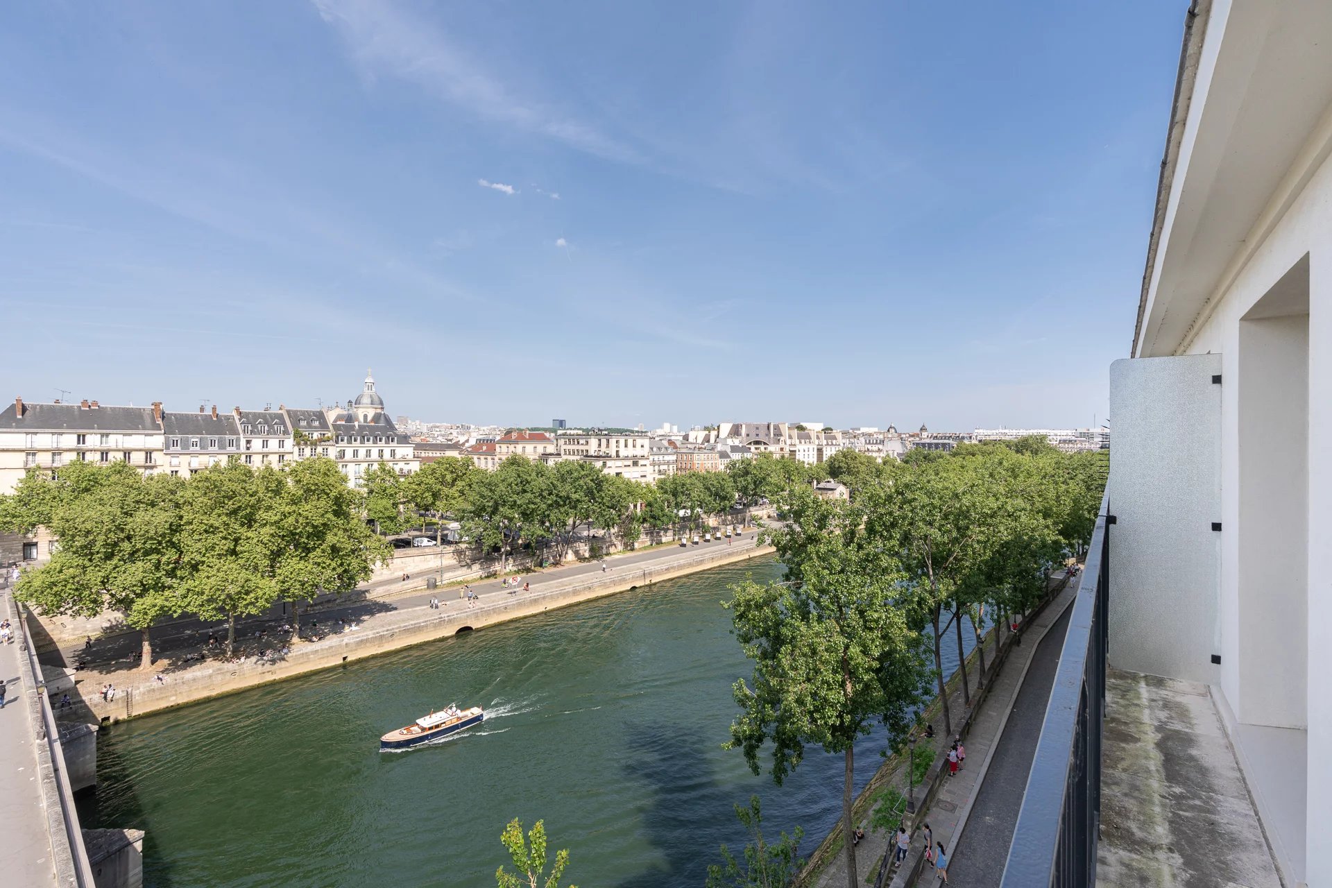 Paris 4e - ILE SAINT-LOUIS - Appartement d'angle à vendre - 3 pièces - 95,13 m² - 1 chambre - Balcon filant - Vues remarquables - Vue Seine