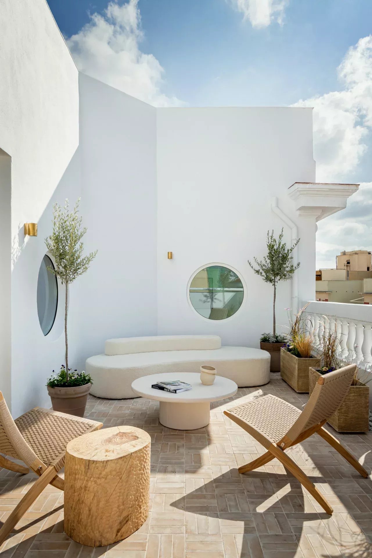 Penthouse Lumineux avec une Transition Fluide vers Votre Terrasse Spacieuse au Charme Mykonien