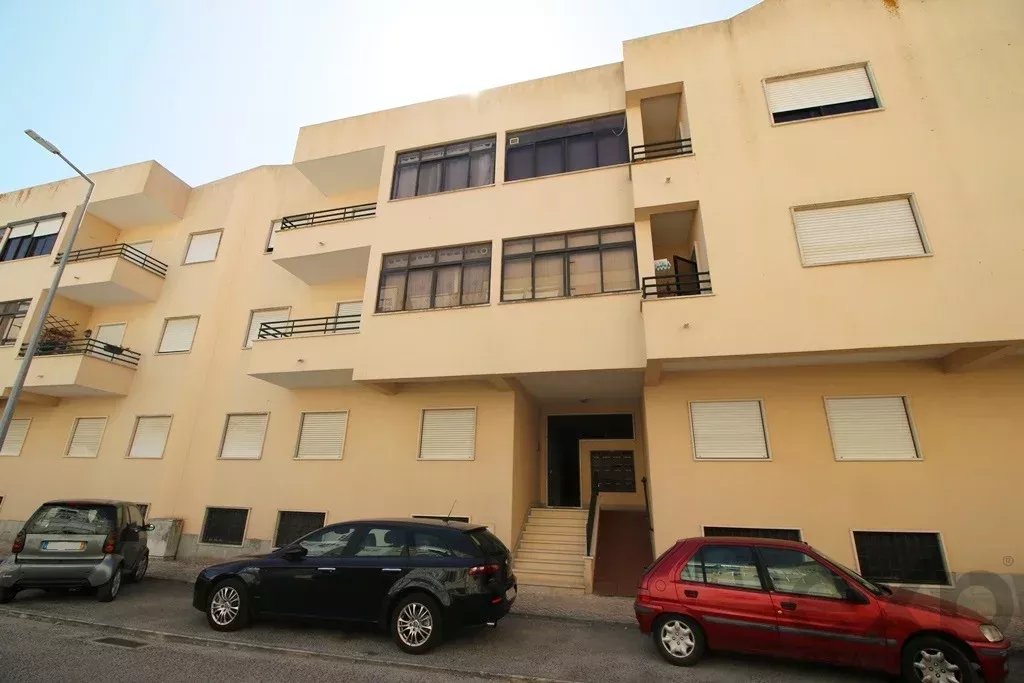 2 bedroom apartment with parking and storage room in Santarém