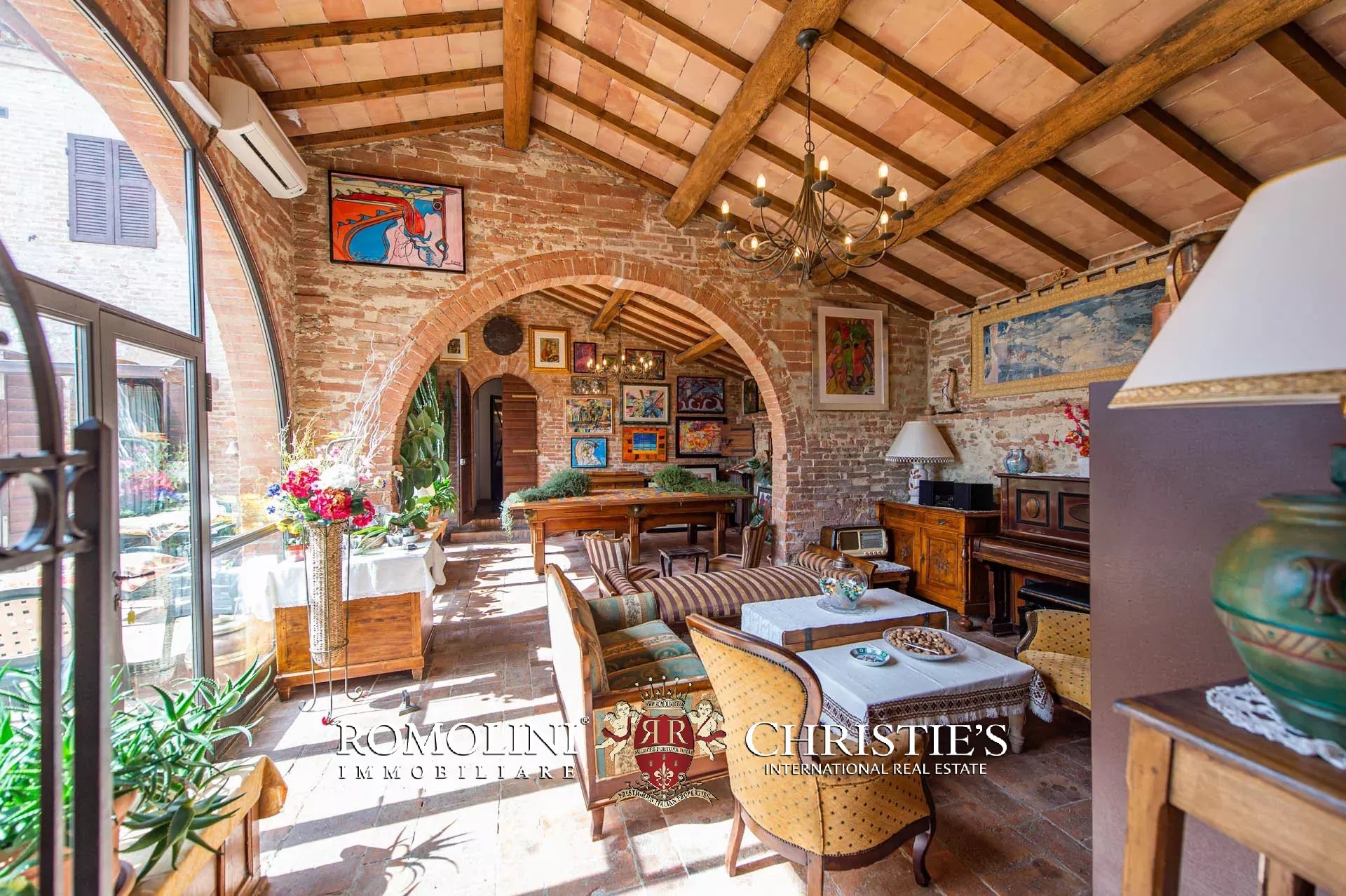 VILLA CON PISCINA E VIGNETO IN VENDITA A SIENA, TOSCANA