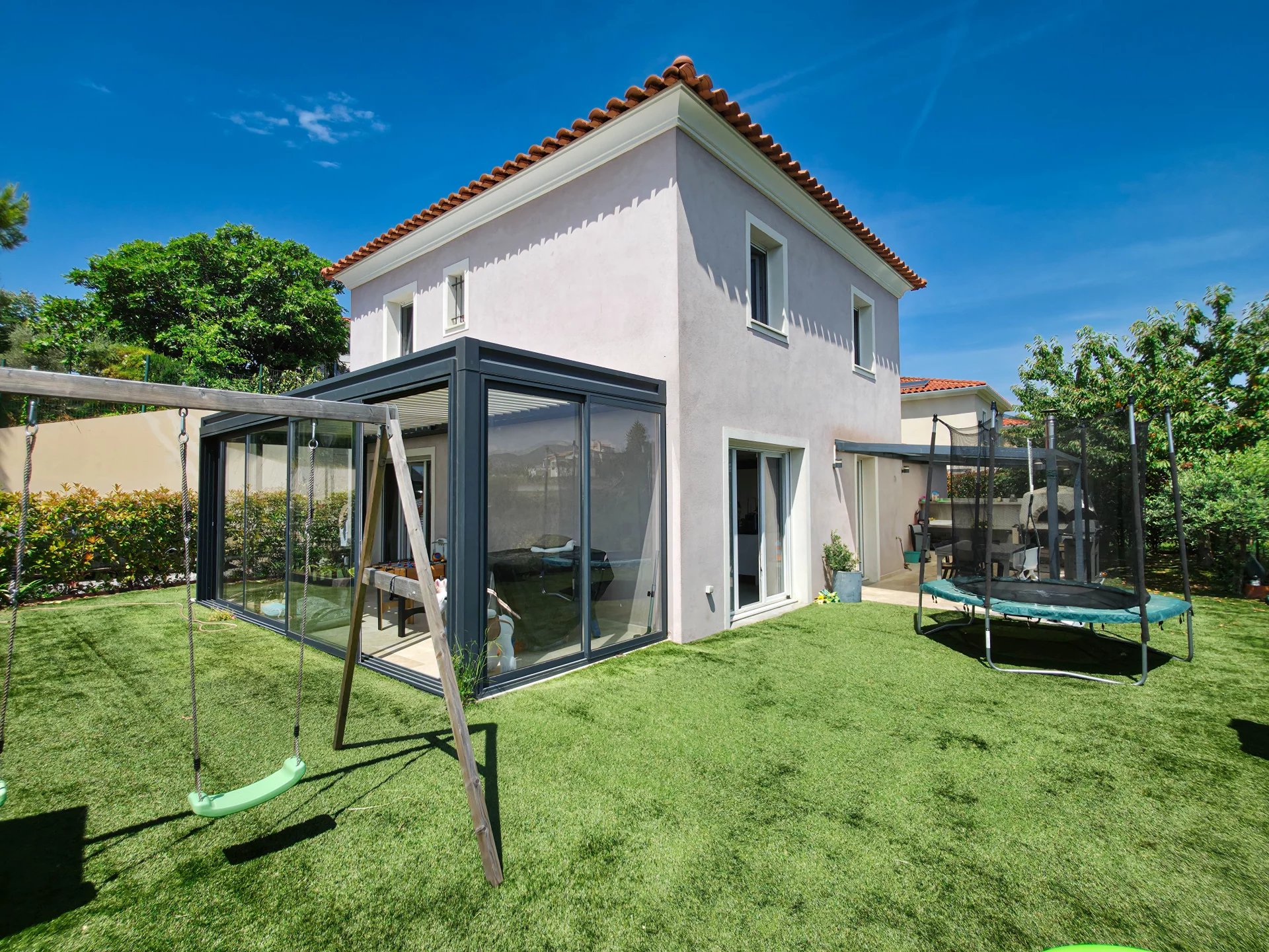ST ROMAN, NICE OUEST – Maison individuelle 4P avec jardin, double garage et piscine dans la résidence