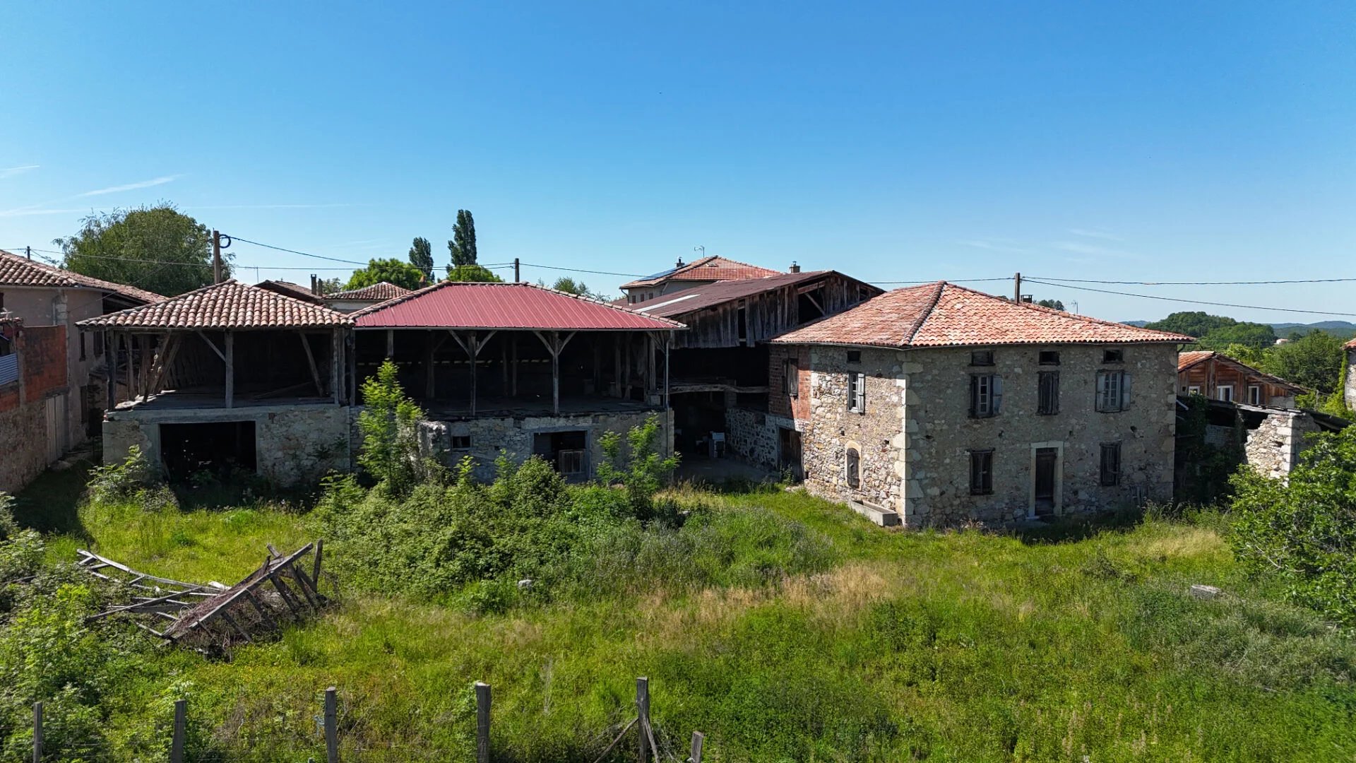 MAGNIFIQUE CORPS DE FERME 160 m2 AVEC 720 M2 DE GRANGE À RÉNOVER -