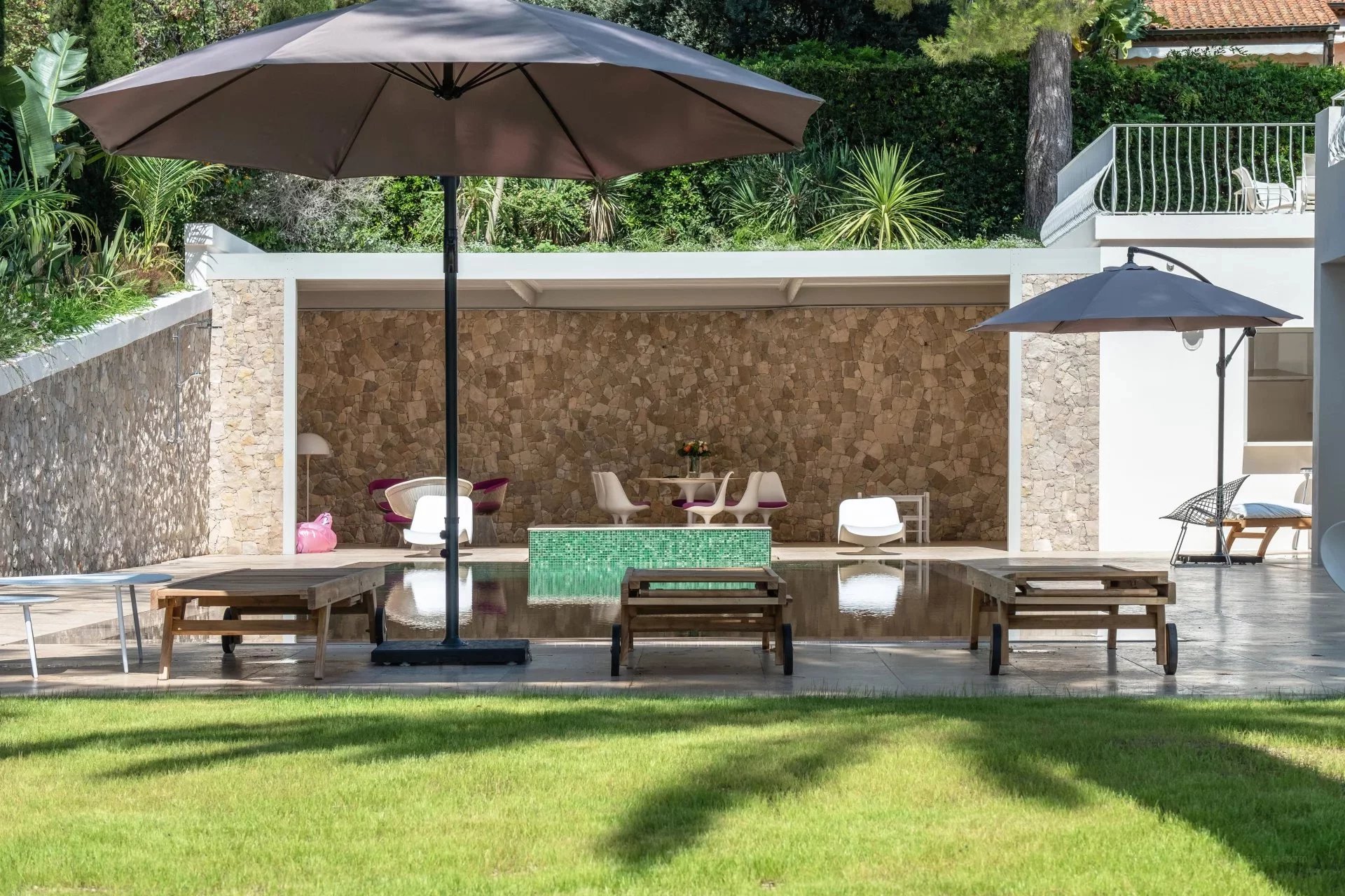Villa provençale en deuxième ligne avec jardins plats, piscine chauffée et vue sur la mer