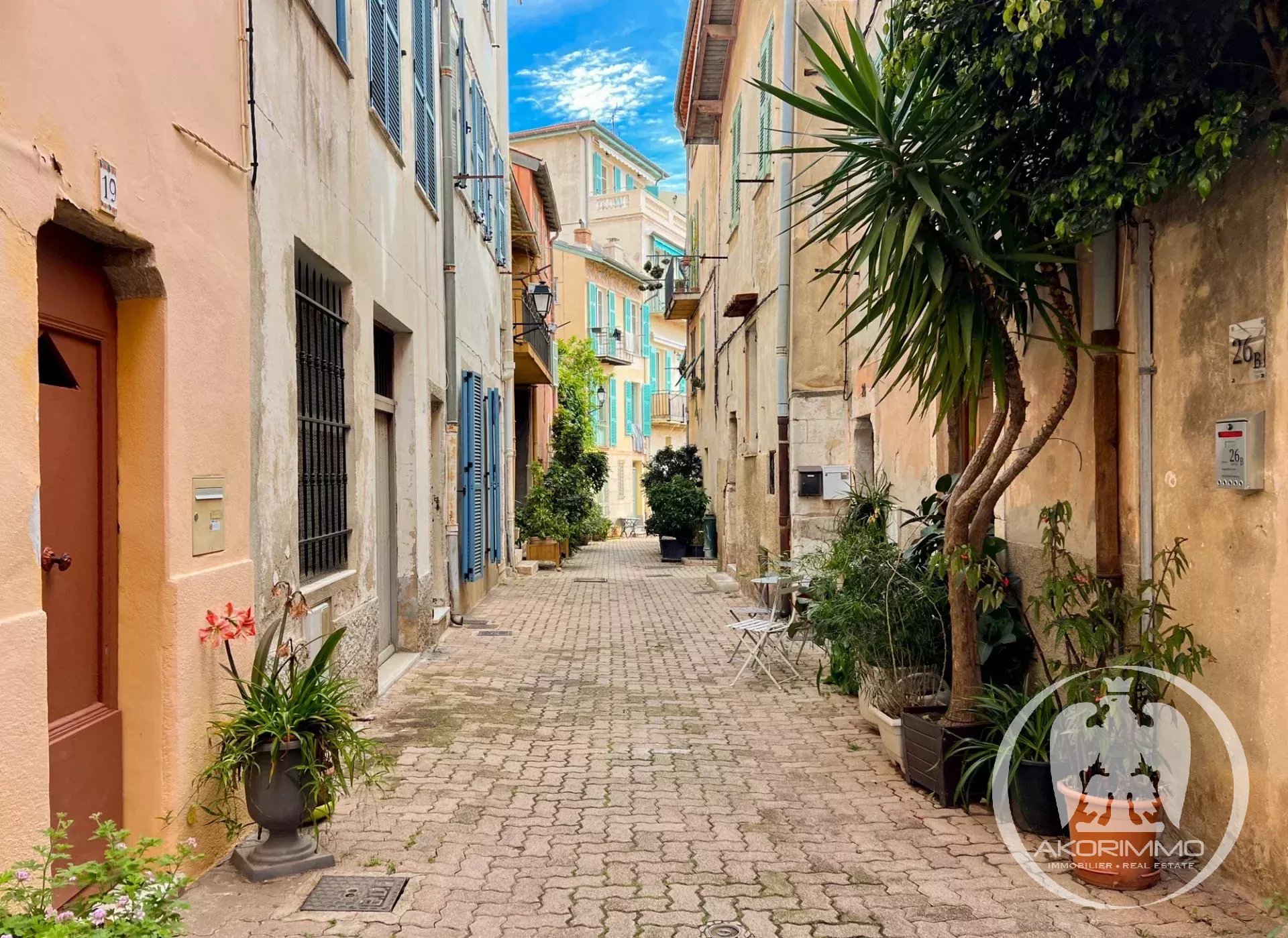 Situato nel cuore del vecchio villaggio, in uno dei suoi bei vicoli fioriti, che prende il nome da uno scultore, disegnatore e litografo, Antoniucci Volti, pseudonimo di Antoniucci Voltigerno, un bam