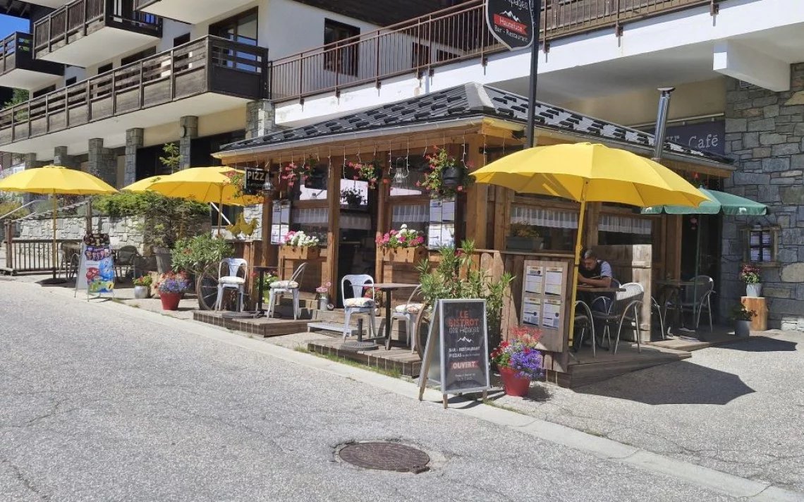 BAR RESTAURANT LICENCE IV STATION VILLAGE — photo 11