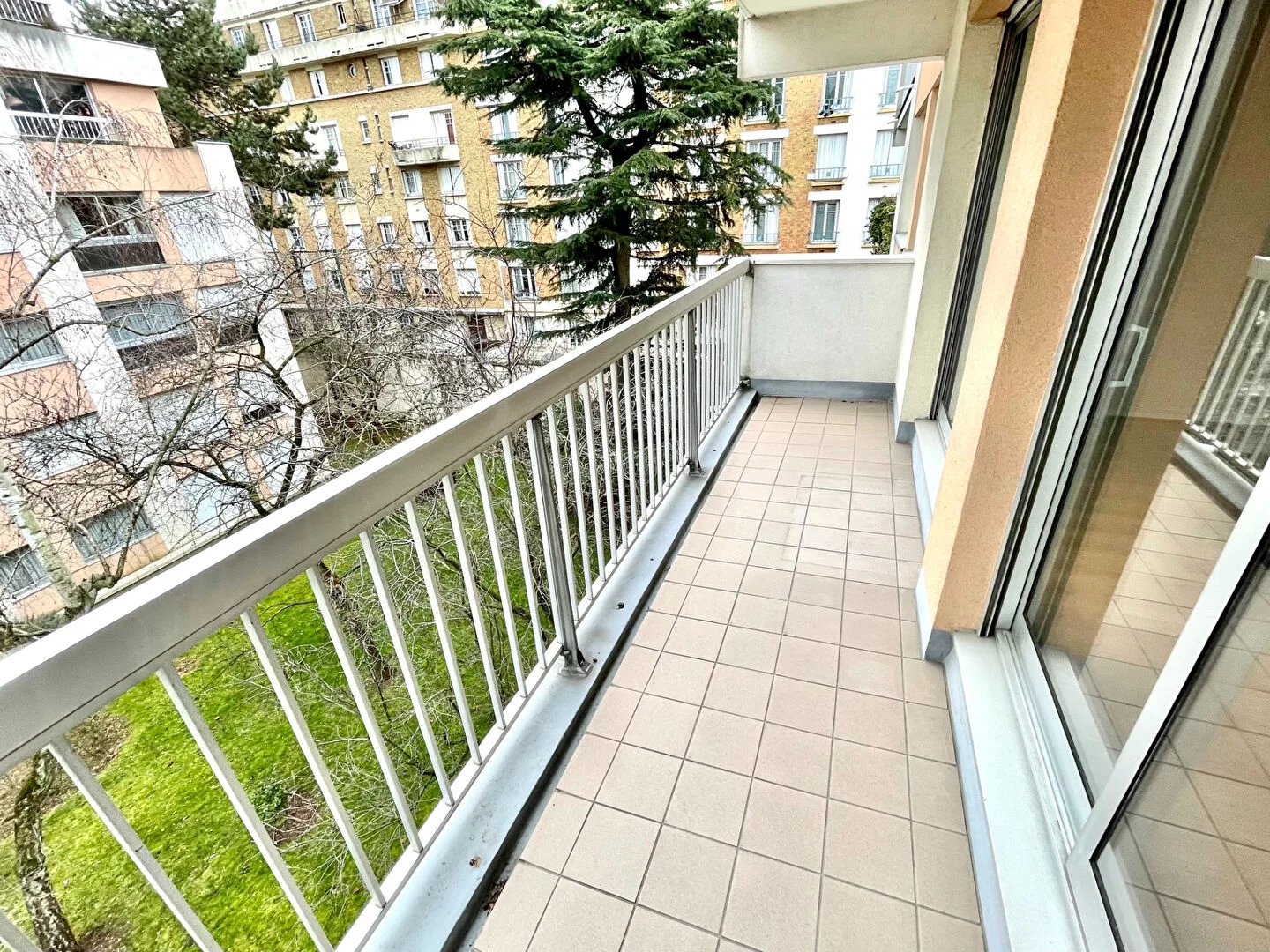 Courbevoie  = Gare = 2 pièces de 45 m2