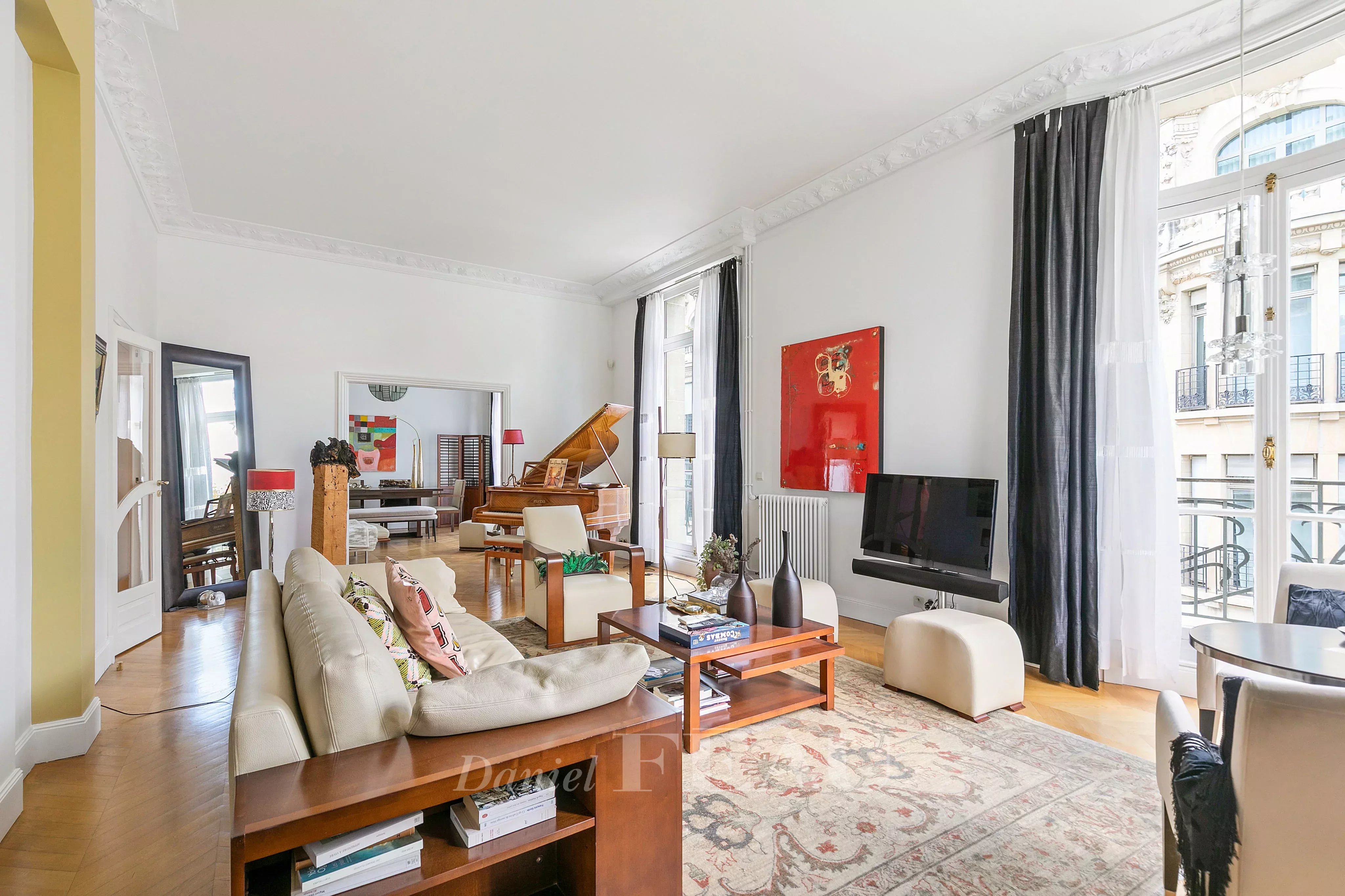 Living room, herringbone parquet flooring, mouldings, high ceiling