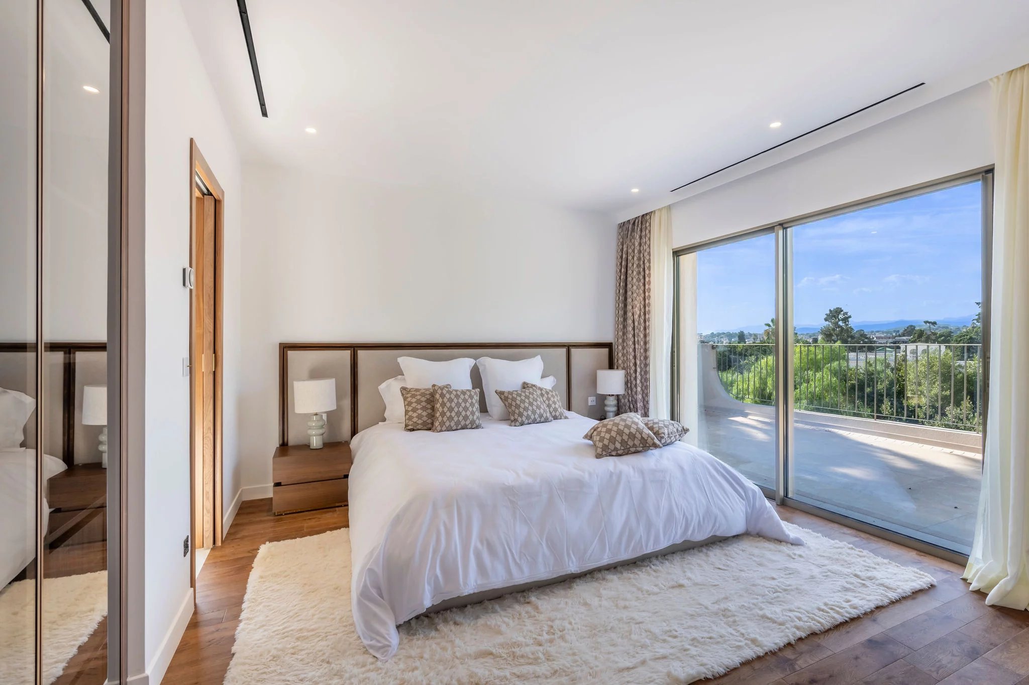  Image of Villa - 5 Bedrooms for Sale in Alpes-Maritimes-Cannes-France, Image 11