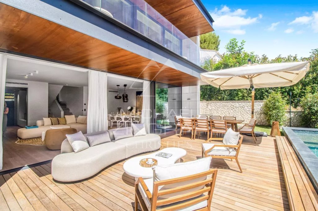 Villa for sale in Saint Jean Cap Ferrat — Contemporary Villa of Timeless Elegance in the Heart of Saint-Jean-Cap-Ferrat