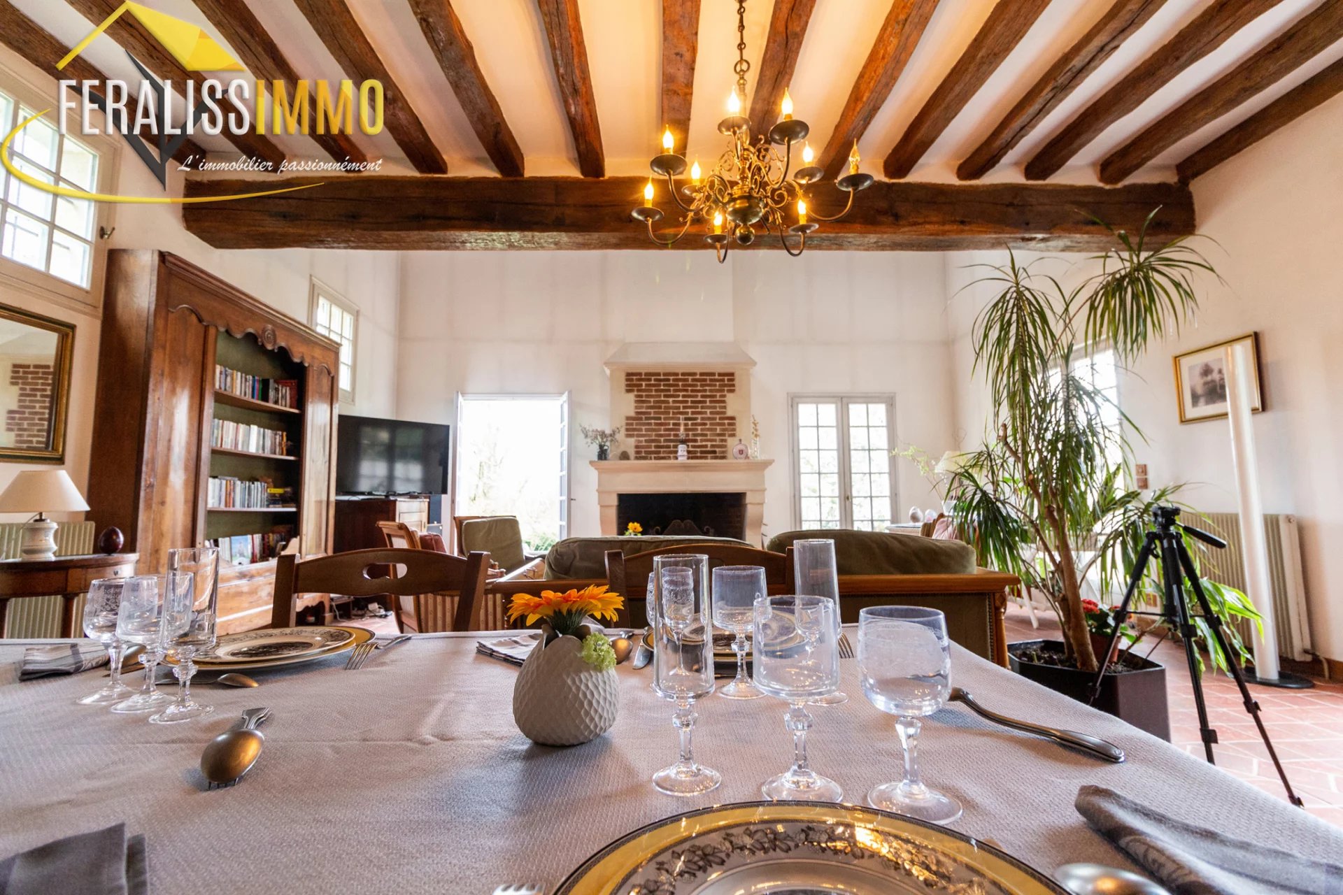 Dans un écrin de verdure, une chaleureuse maison vous atten