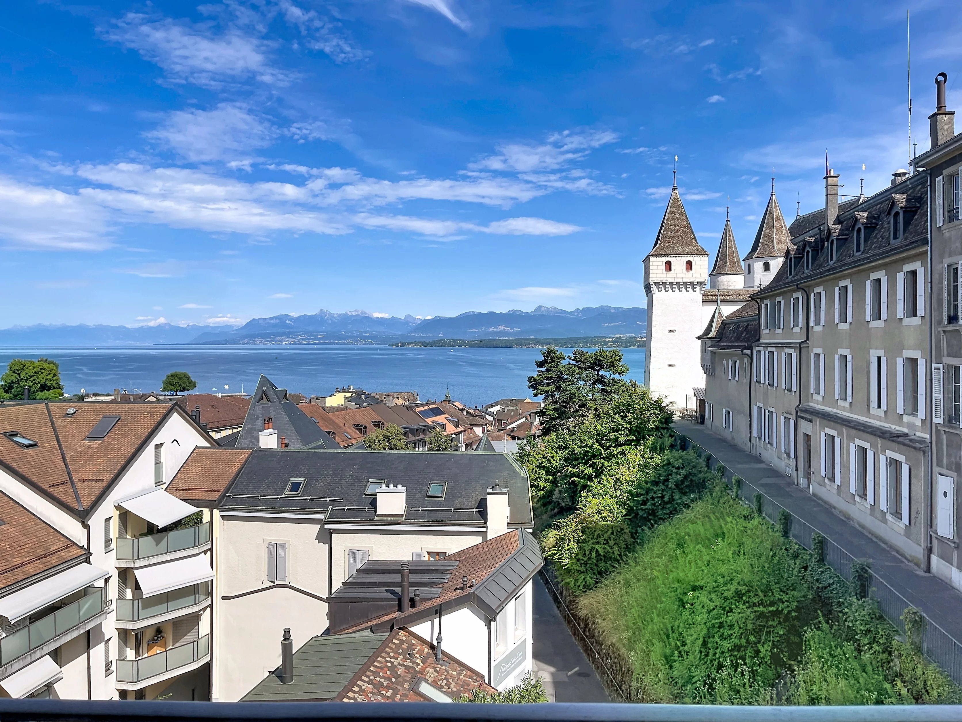 Elegant Apartment with Panoramic Lake Views in the Heart of Nyon