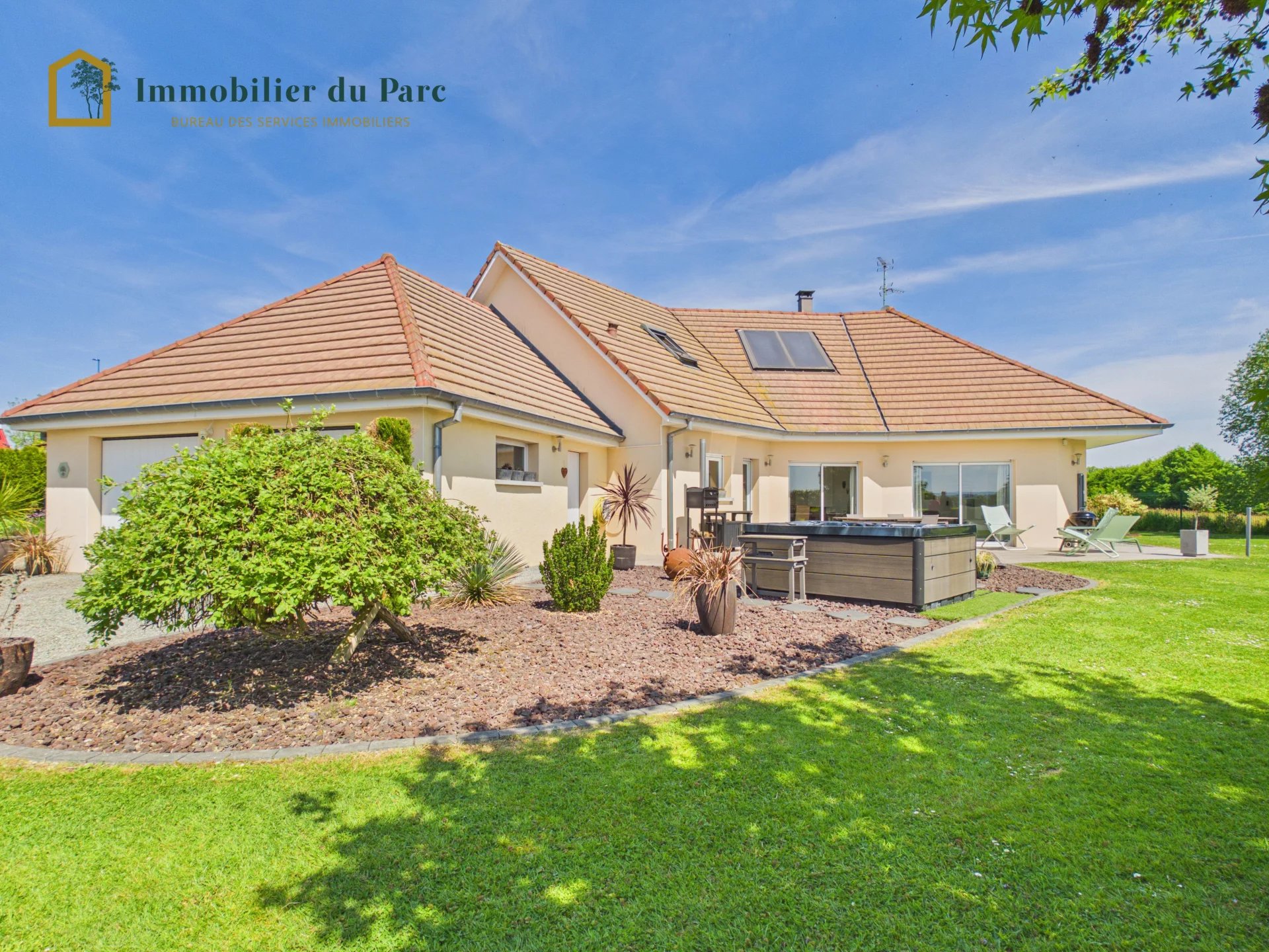 Maison d'architecte 8 pièces 223 m² — Spa, sauna, garage double, terrain 1 491 m² — Autrechêne (90)