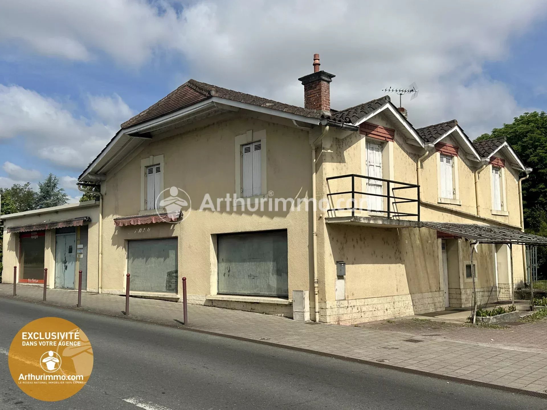 Ensemble immobilier avec local commercial, habitation et garages – Idéal investisseur