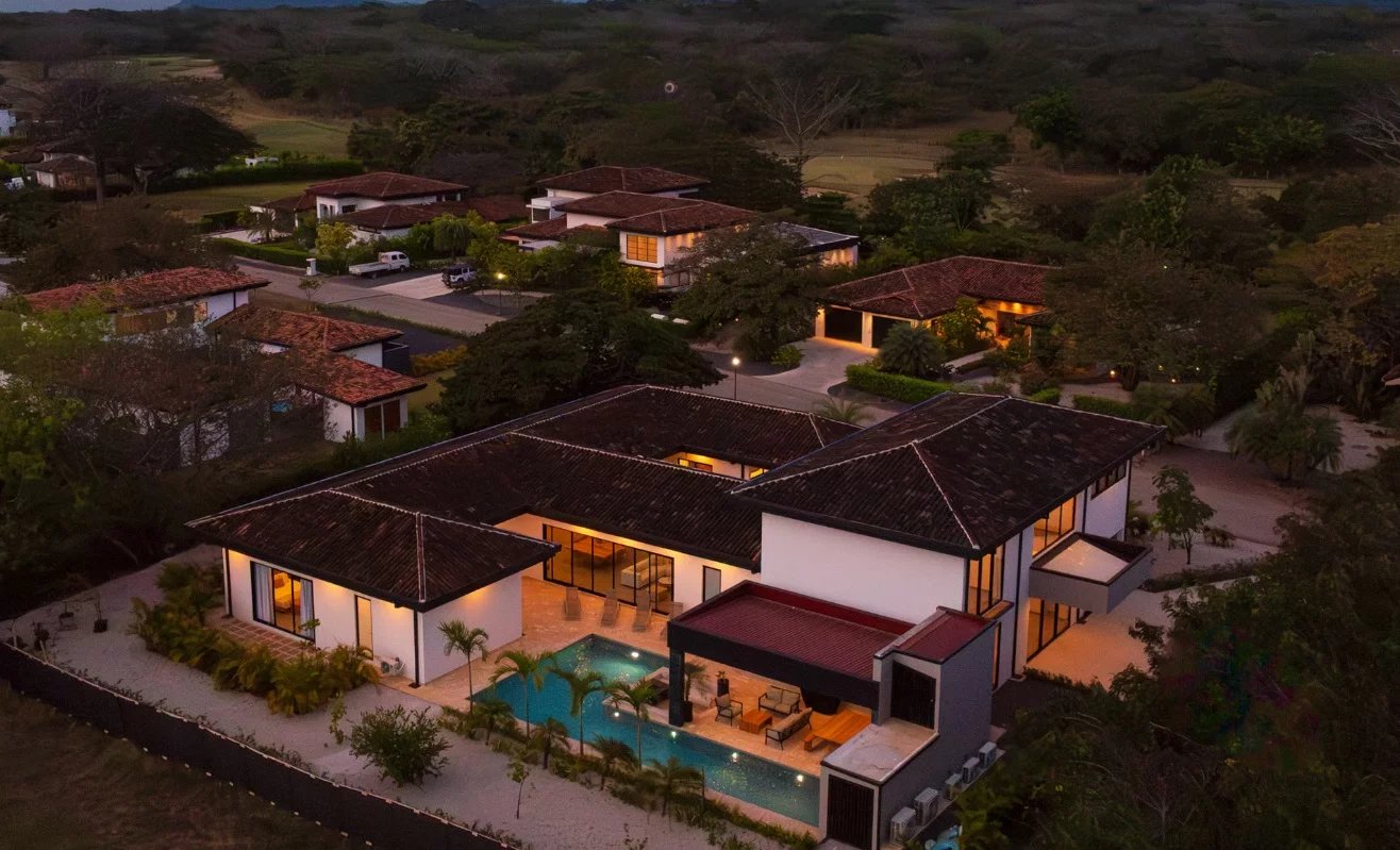 Deux villas de luxe à Hacienda Pinilla : vivez avec style et gagnez des revenus au paradis.