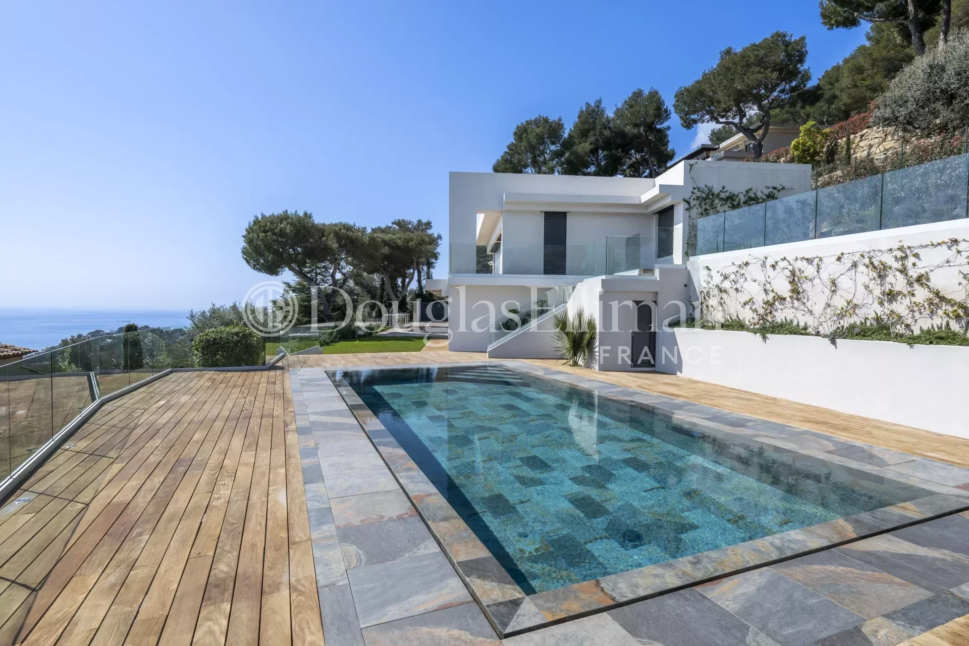 ROQUEBRUNE-CAP-MARTIN –  villa rénovée d’esprit contemporain avec vue mer - Image nᵒ3