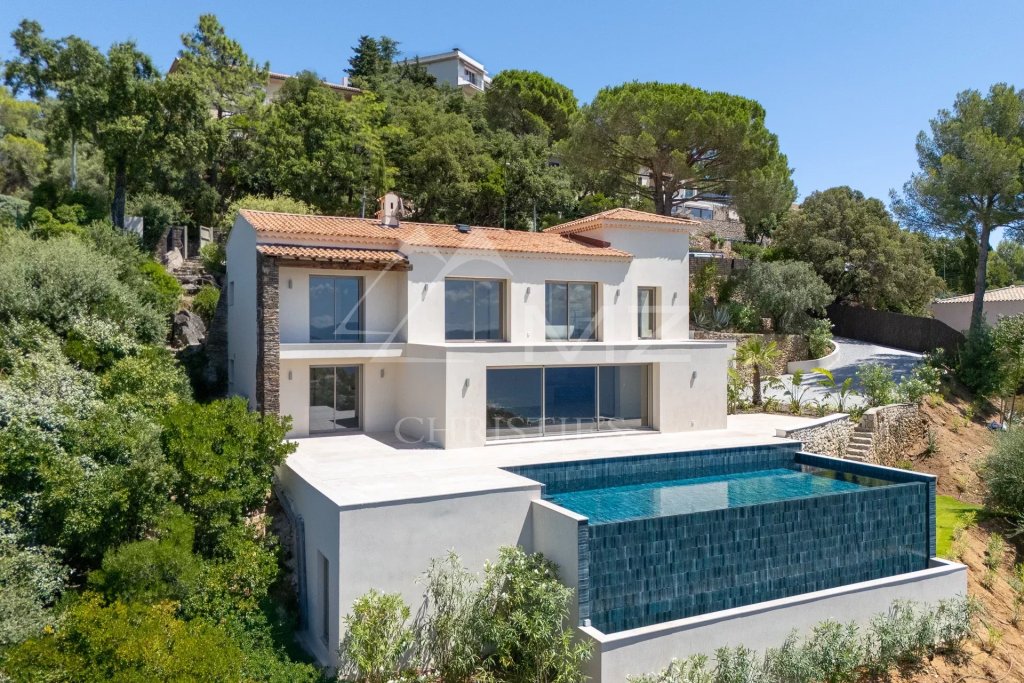 Villa for sale in Roquebrune sur Argens — Completely renovated villa with sea view