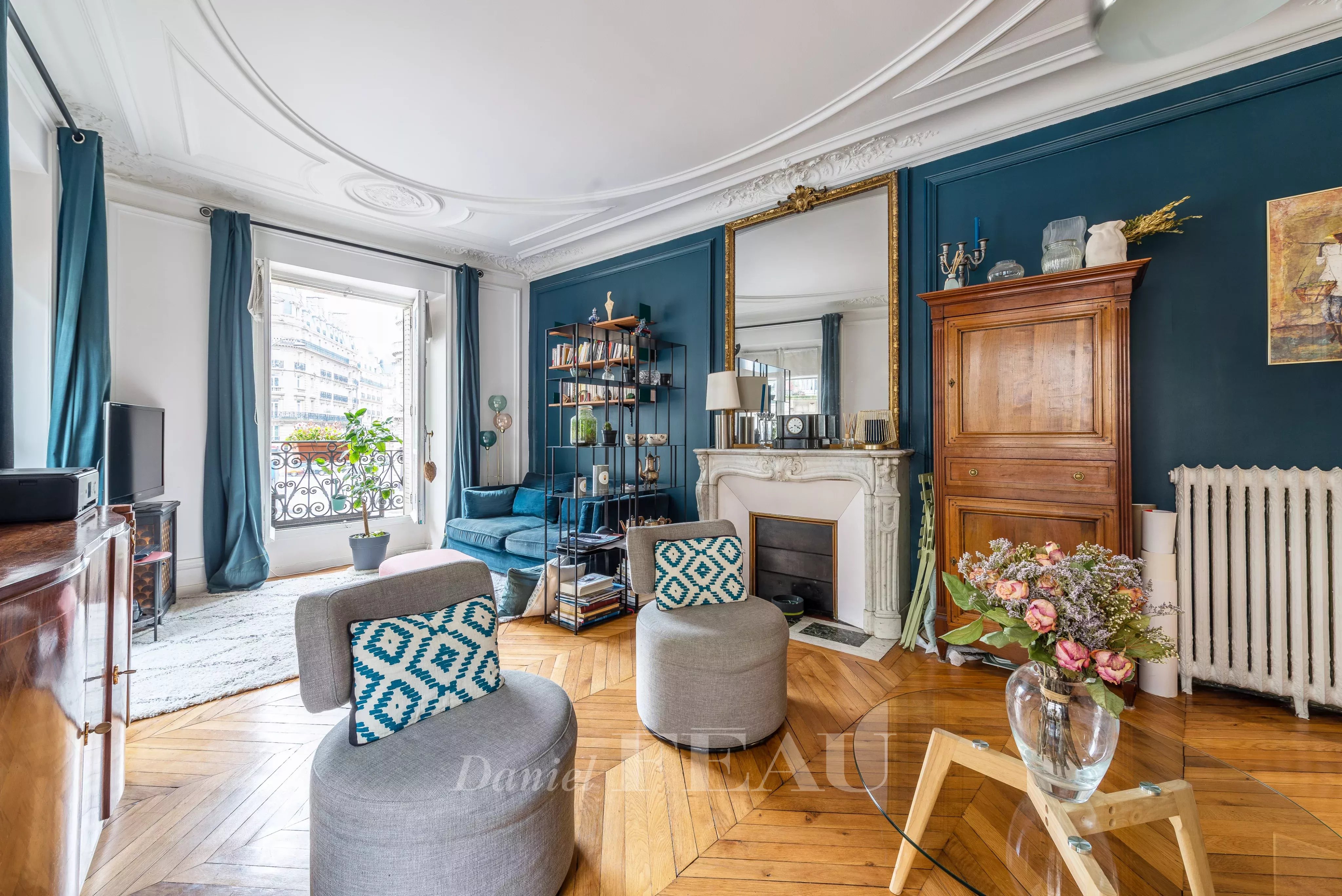 Salon parquet moulures et cheminée