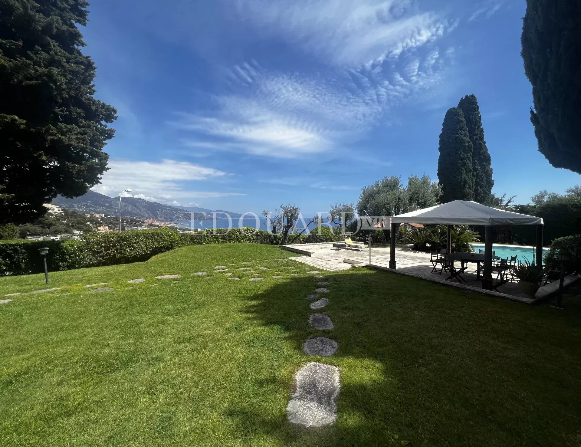 Appartement en duplex avec spacieuse terrasse, au dernier étage d'une villa historique avec piscine et magnifique jardin