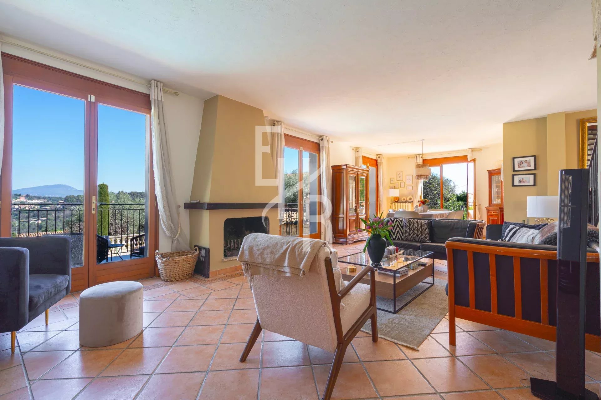 Villa d'Exception à Vence : Vue Spectaculaire, Calme Absolu et Proximité Idéale